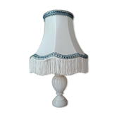 Lampe albâtre sculptée, abat-jour pagode satin blanc & bleu