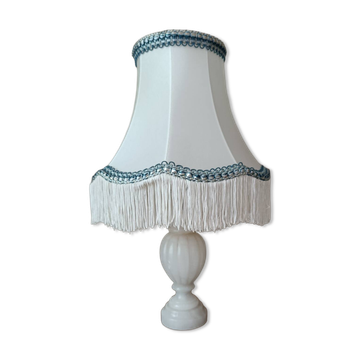 Lampe albâtre sculptée, abat-jour pagode satin blanc & bleu