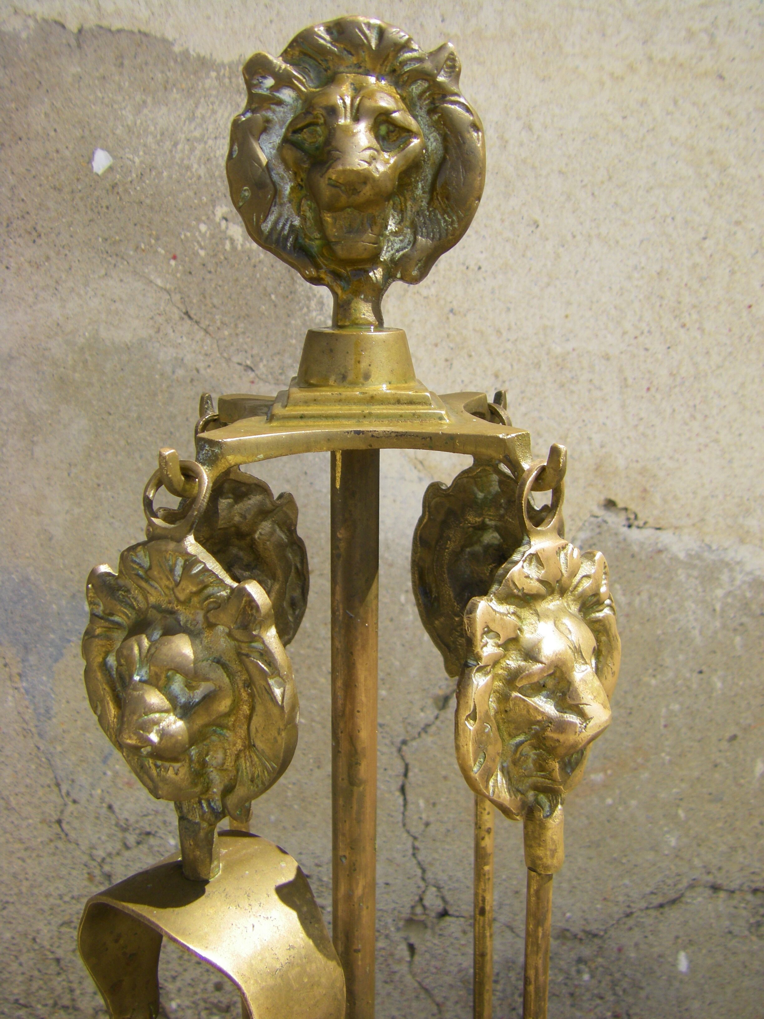 Fireplace servant decoration with lions.