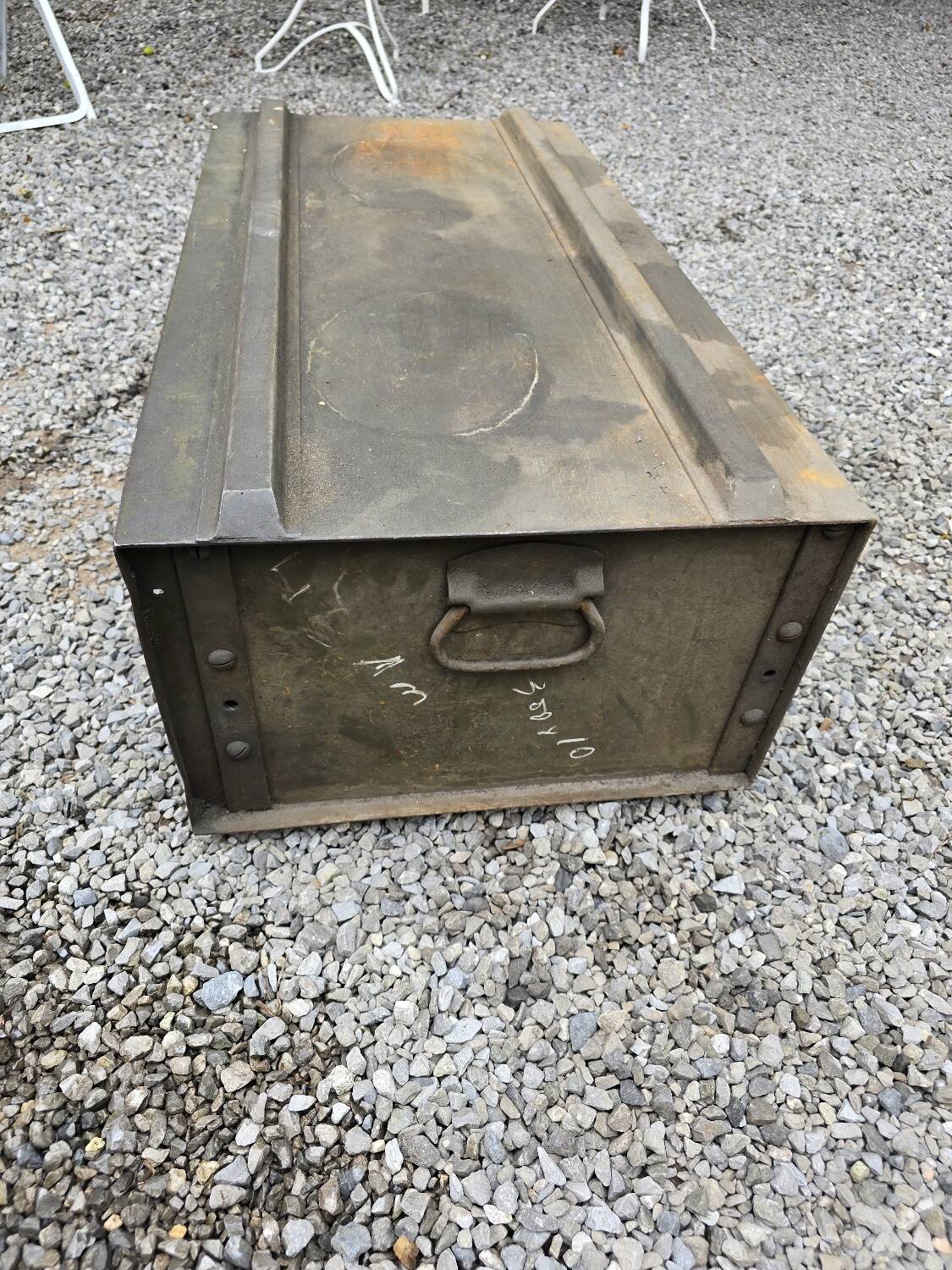 Meuble de rangement industriel en fer avec des tiroirs