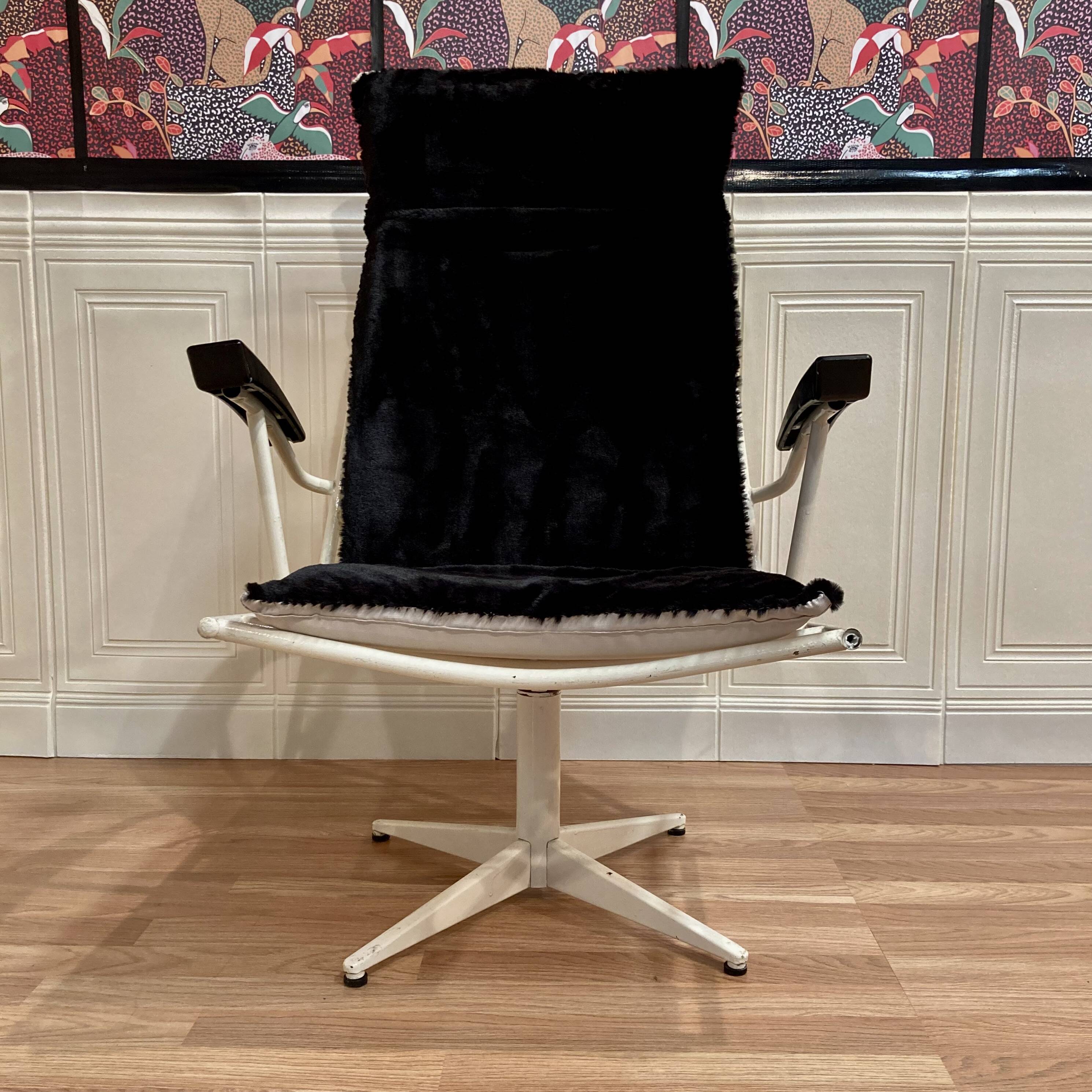 Swivel chair in metal and Bakelite, 1960s design.