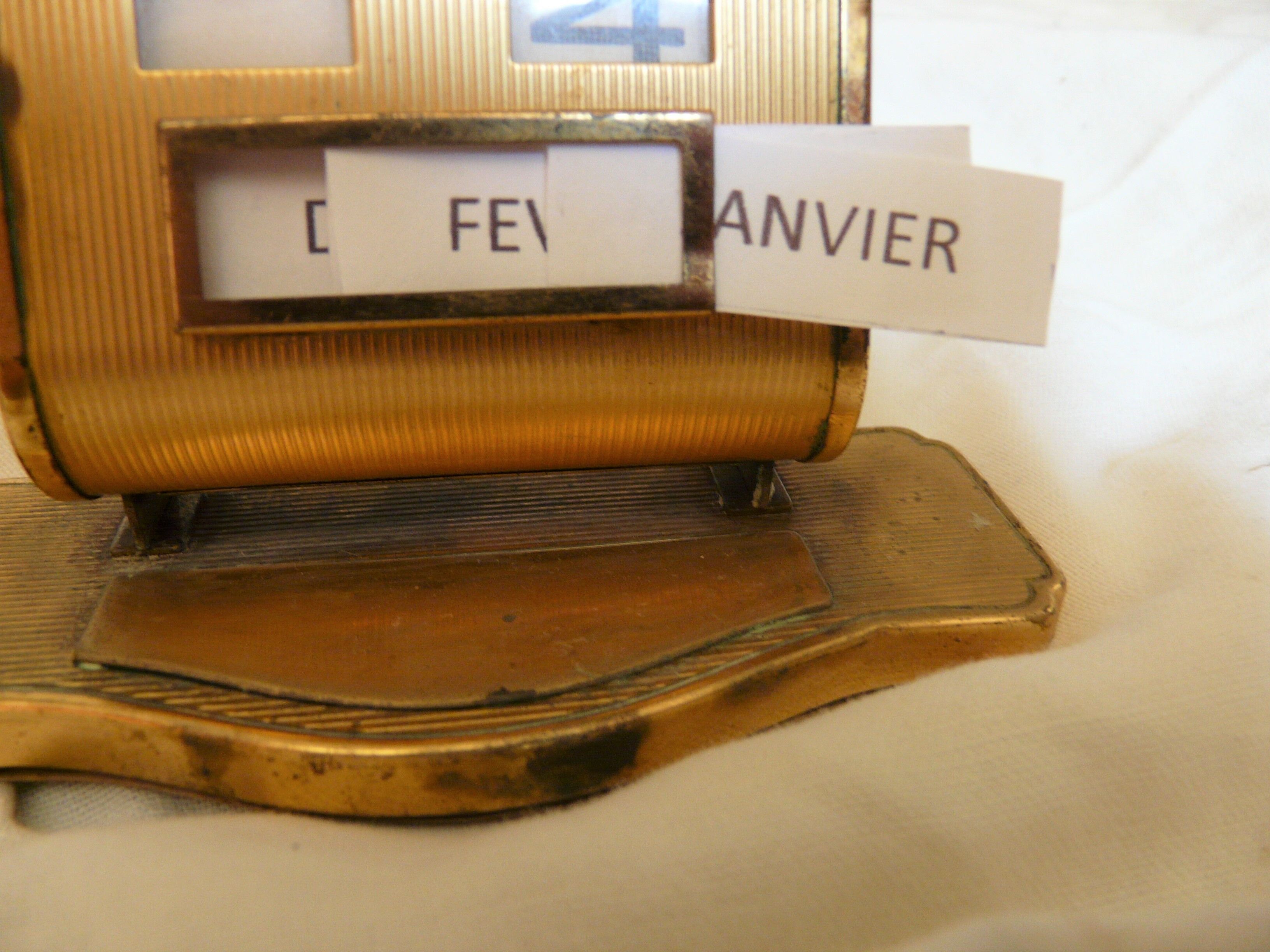 Calendrier perpétuel en métal doré