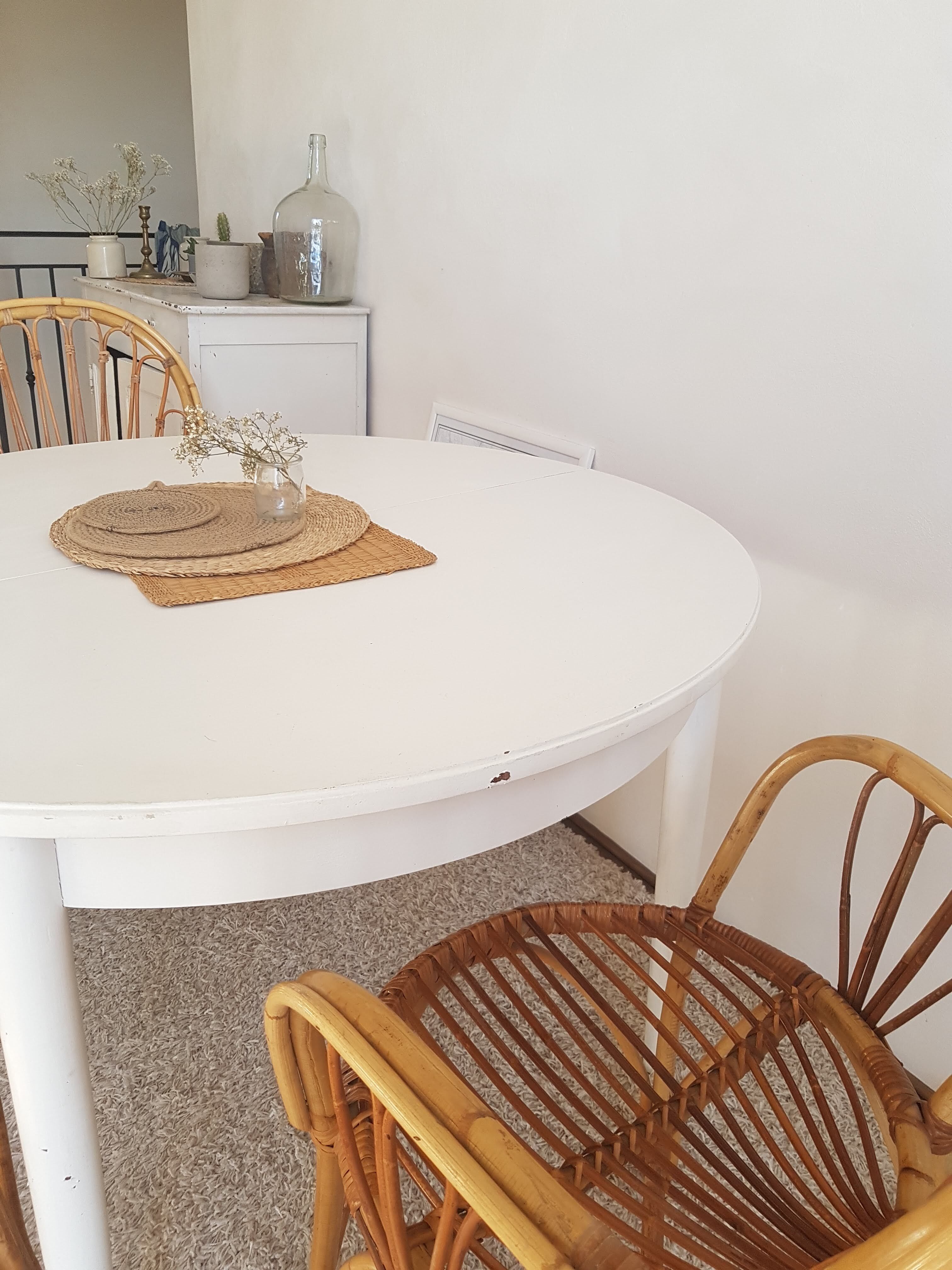 Scandinavian extendable table with butterfly extensions