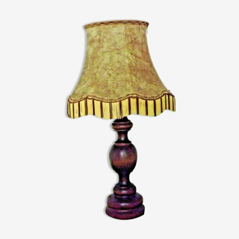 Lampe vintage français mid century turned wood avec abat-jour de peau de peau 3156