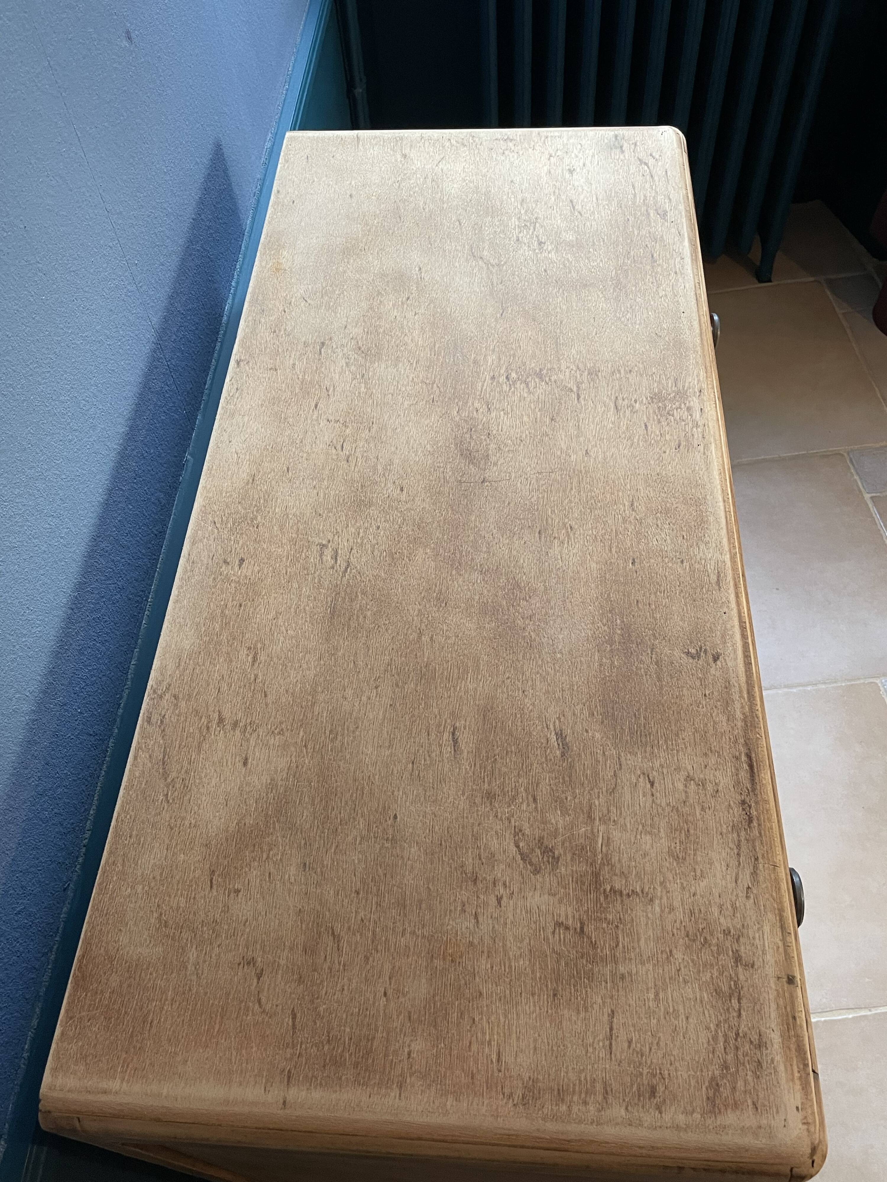 Commode en bois brut