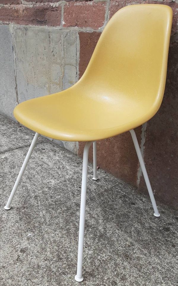 Chaise Eames Fiberglass DSX pour Vitra.