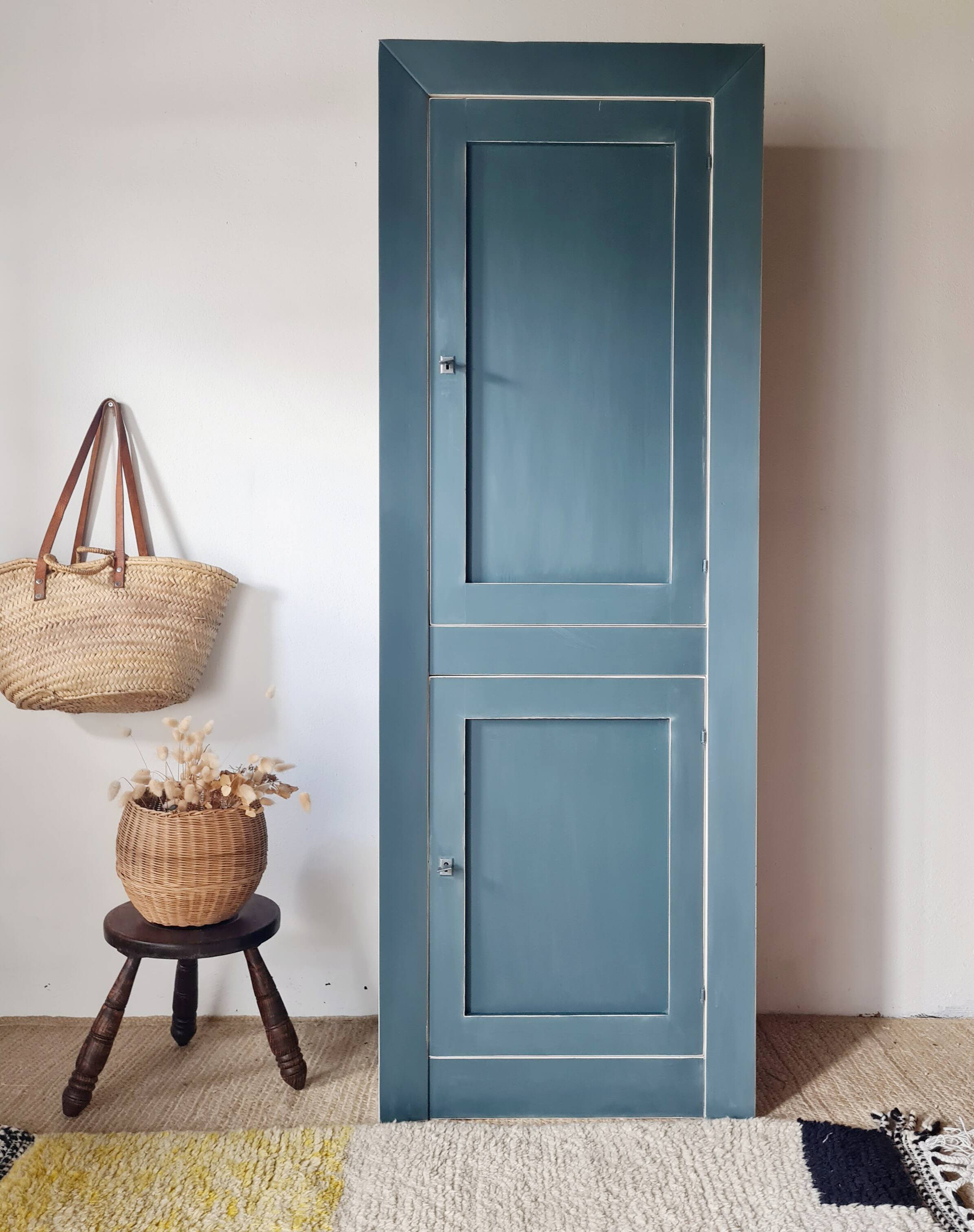 Armoire type parisienne haute étroite – Bleu Paon & Intérieur crème
