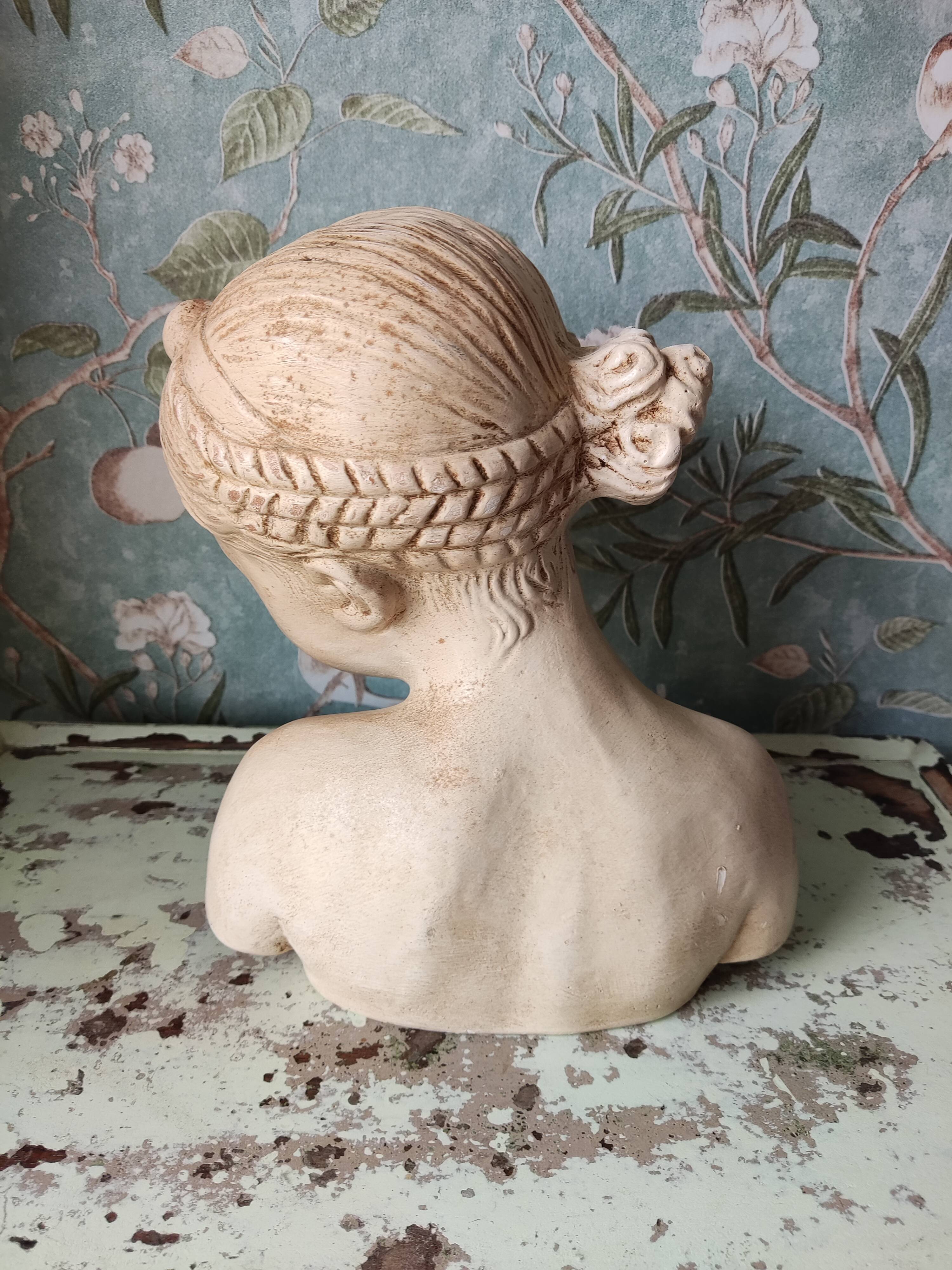 Buste jeune fille en plâtre