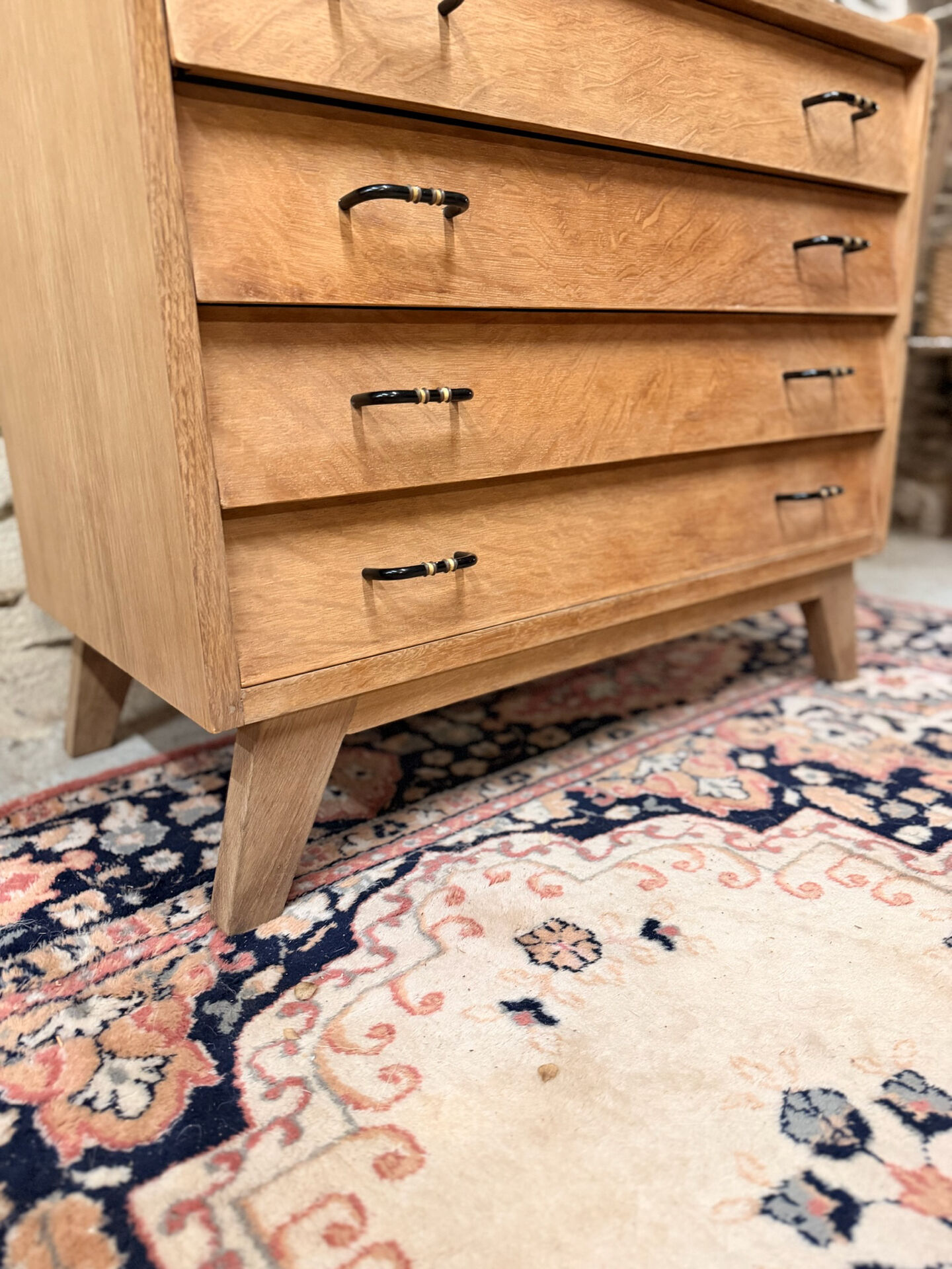 Pretty low chest of drawers from the 50s and 60s.
