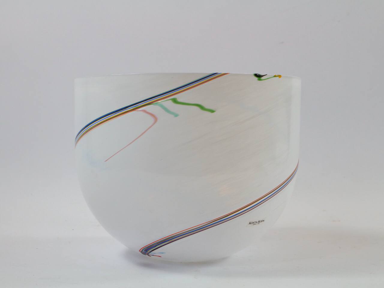 Kosta Boda bowl-centerpiece, 1980s / 90s, white with multicolor filaments.