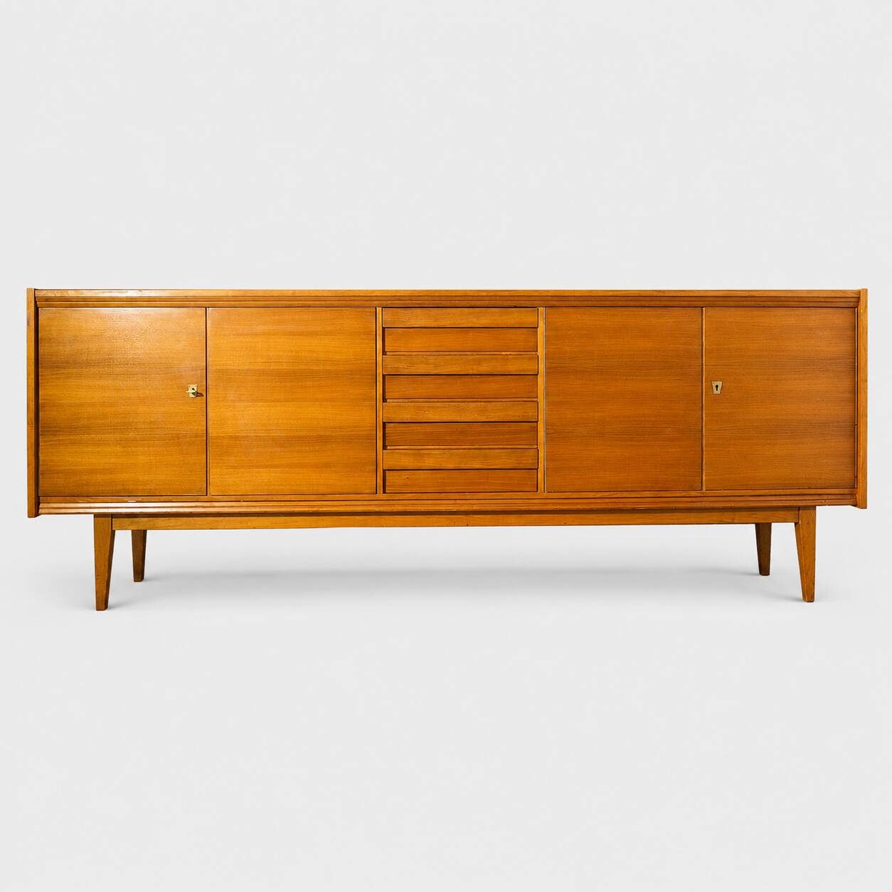 Buffet architectural moderne du milieu du siècle en Okoumé de première qualité.