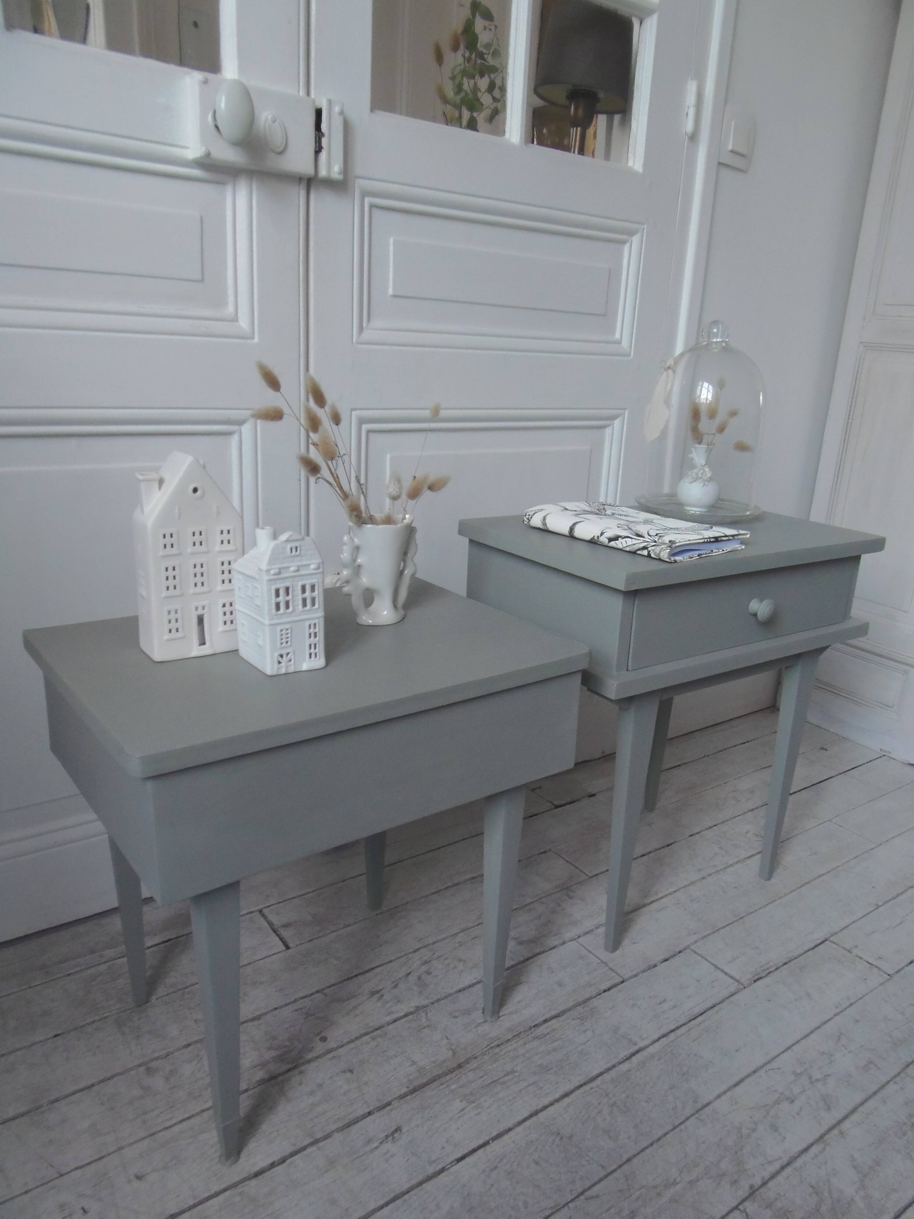 Duo de chevets, bouts de canapé vintage dépareillés vert de gris