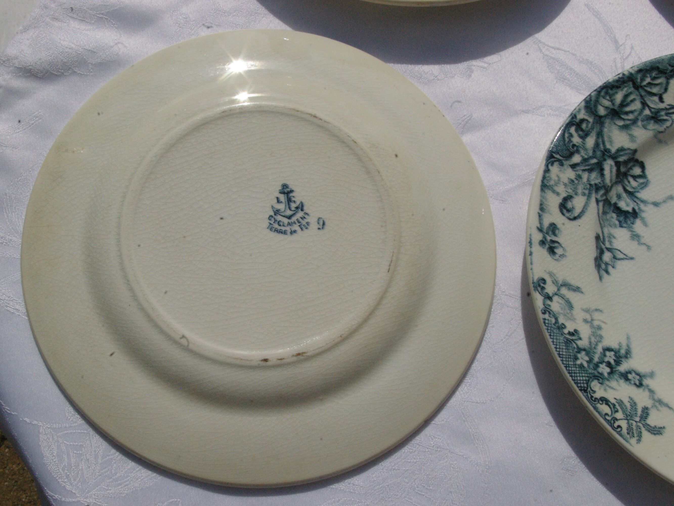 8 Flat plates in Clairefontaine Léon Grave earthenware Cyclamens model