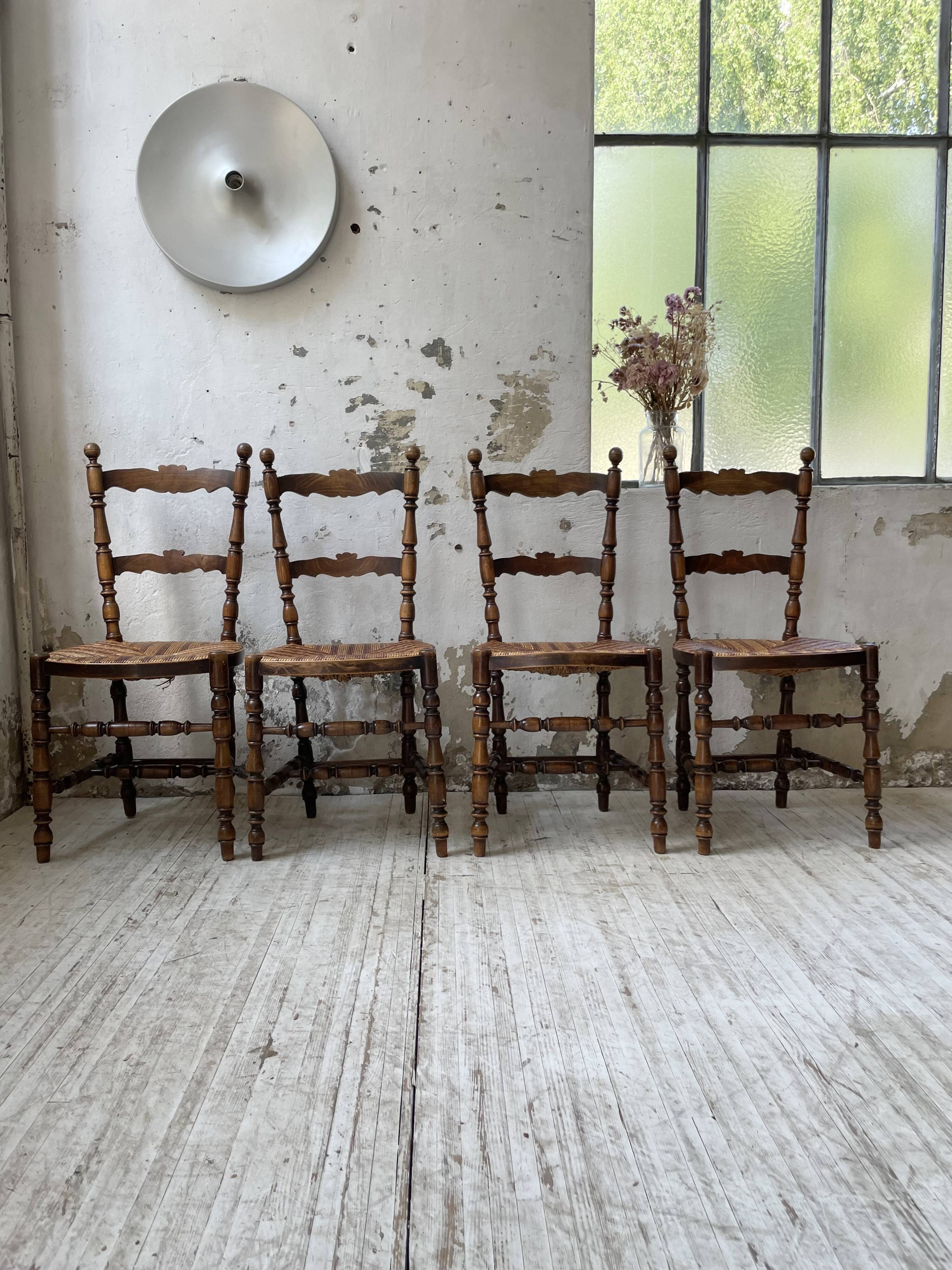 Set of rustic Provençal mulched chairs