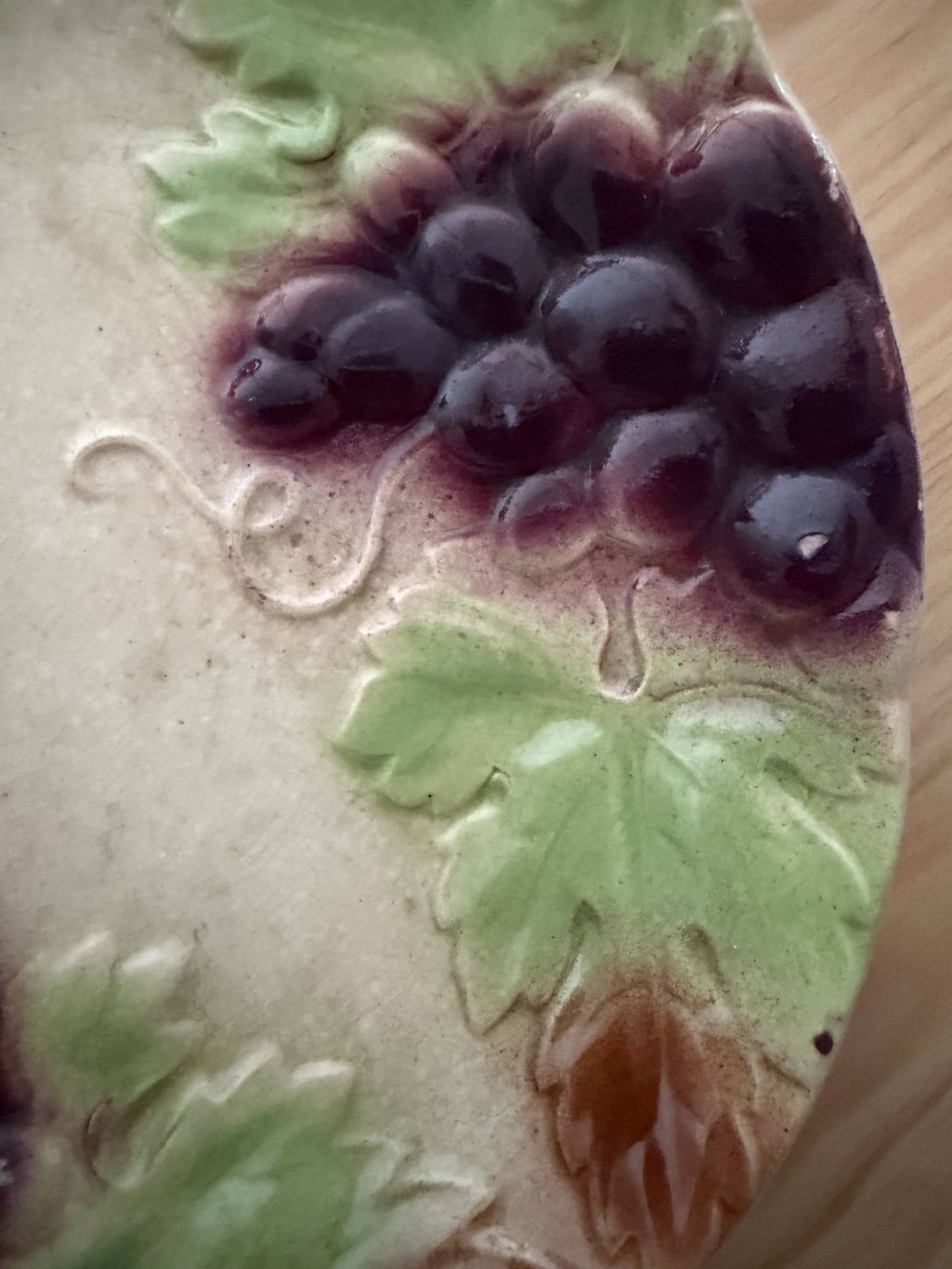 Assiettes en barbotine raisins