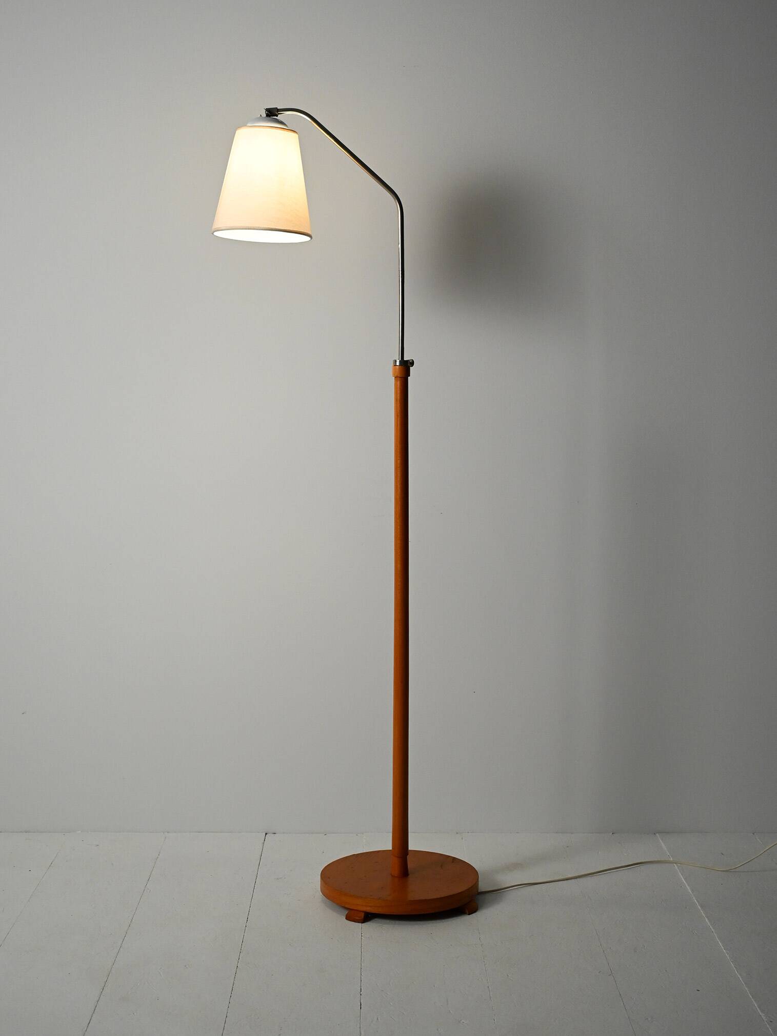 Lampadaire scandinave de style Mid-Century en chêne et métal