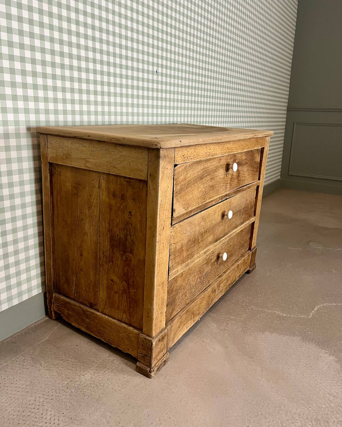 Walnut chest of drawers