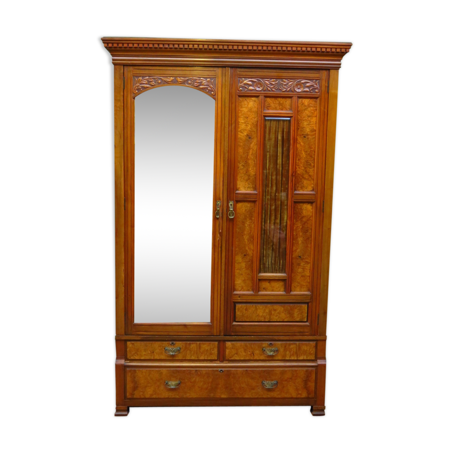 Garde-robe antique en noyer et avec miroir