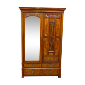Garde-robe antique en noyer et avec miroir