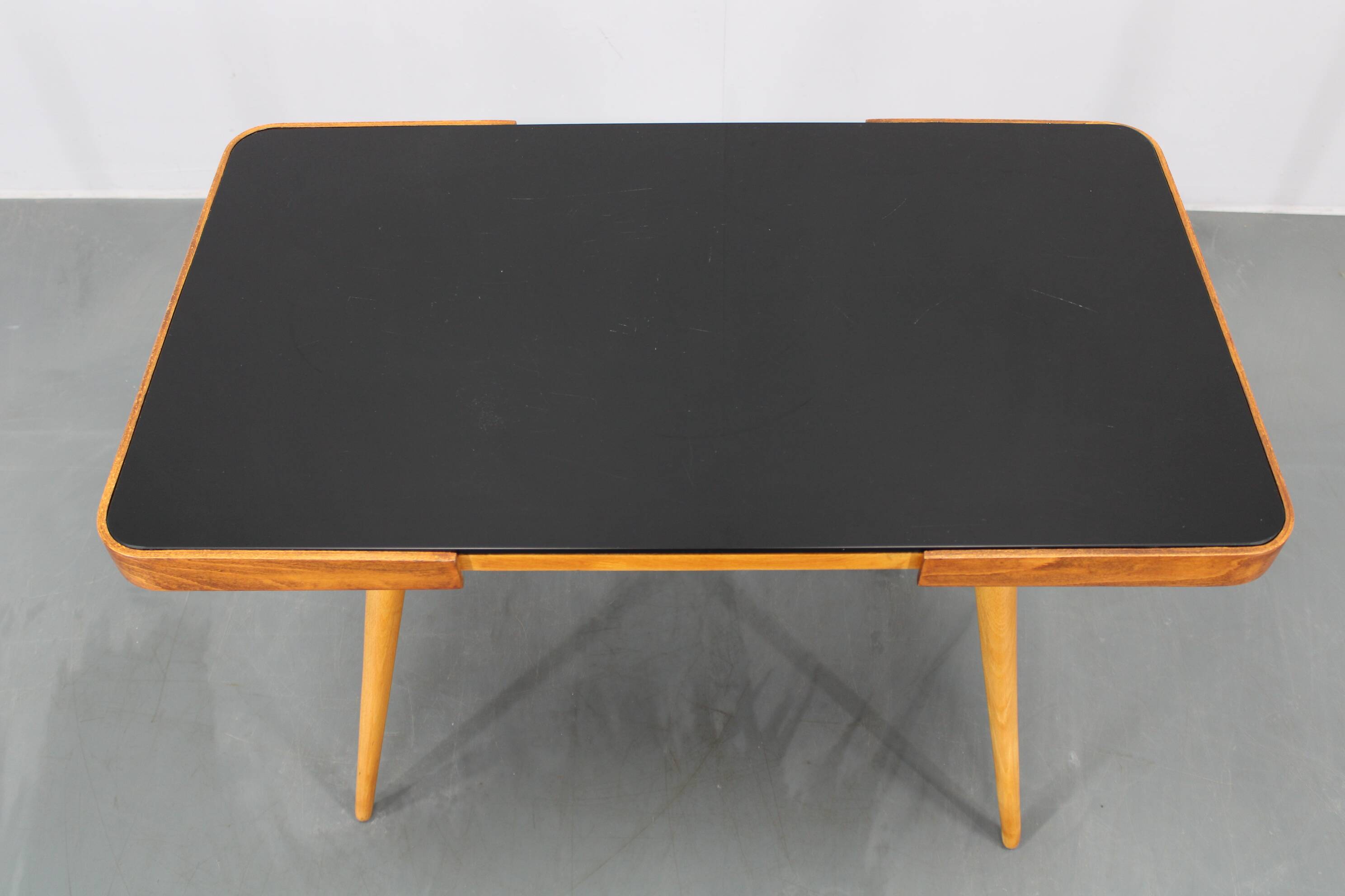 Table basse en hêtre et en verre opaque, années 1960, Tchécoslovaquie
