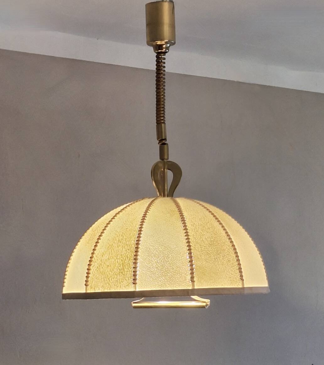 Grand chandelier en cuir, vélin et laiton en forme de cocon, Italie années 1950.