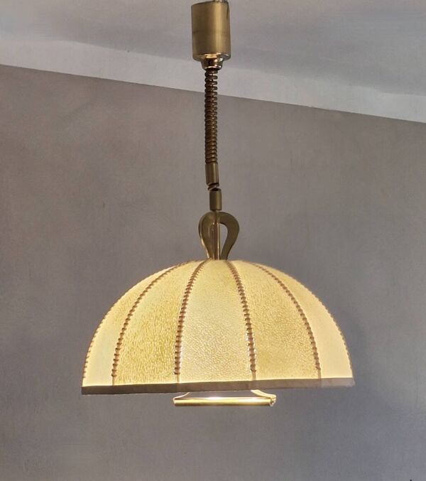 Grand chandelier en cuir, vélin et laiton en forme de cocon, Italie années 1950.