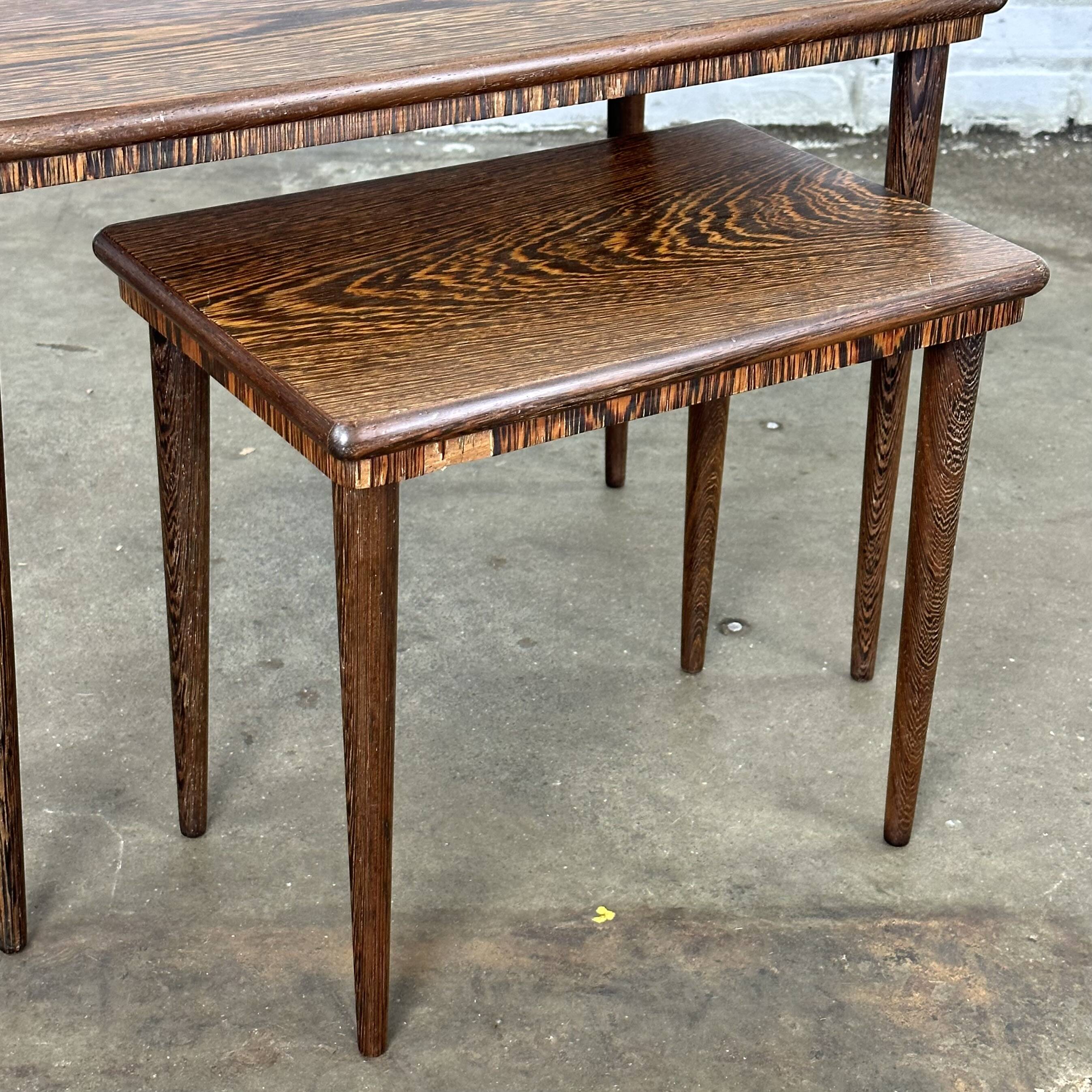 Suite de deux tables d'appoint en palissandre