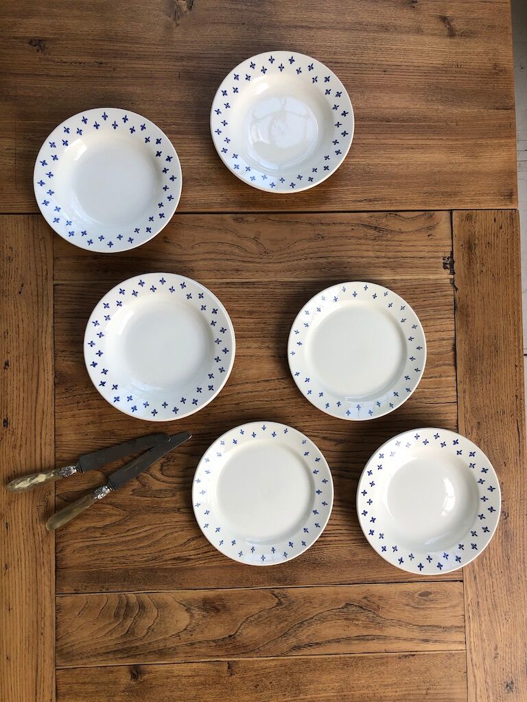 7 "lily" dessert plates