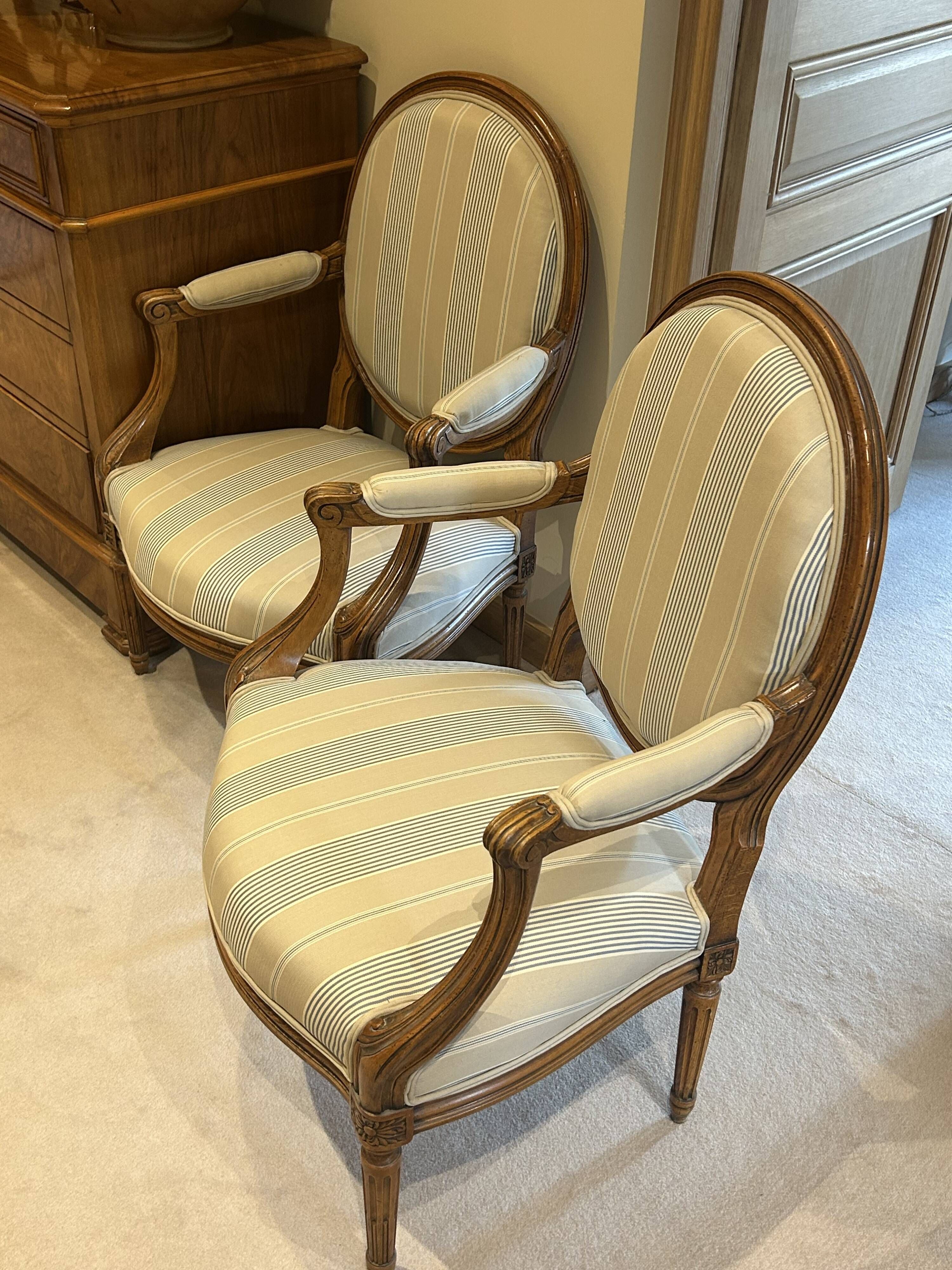 Pair of medallion armchairs in Louis XVI style - carved wood