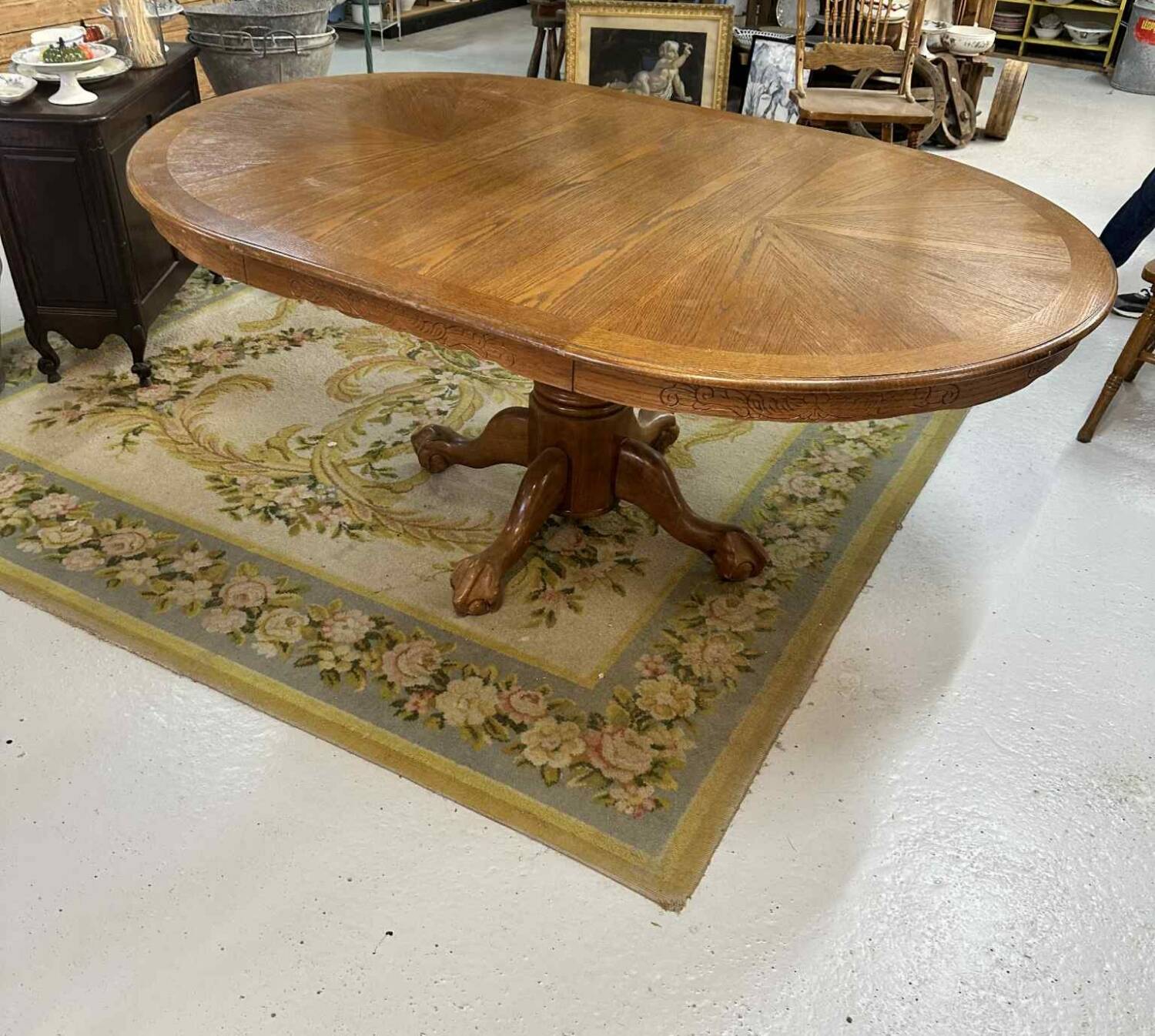 Extendable round table and 4 chairs