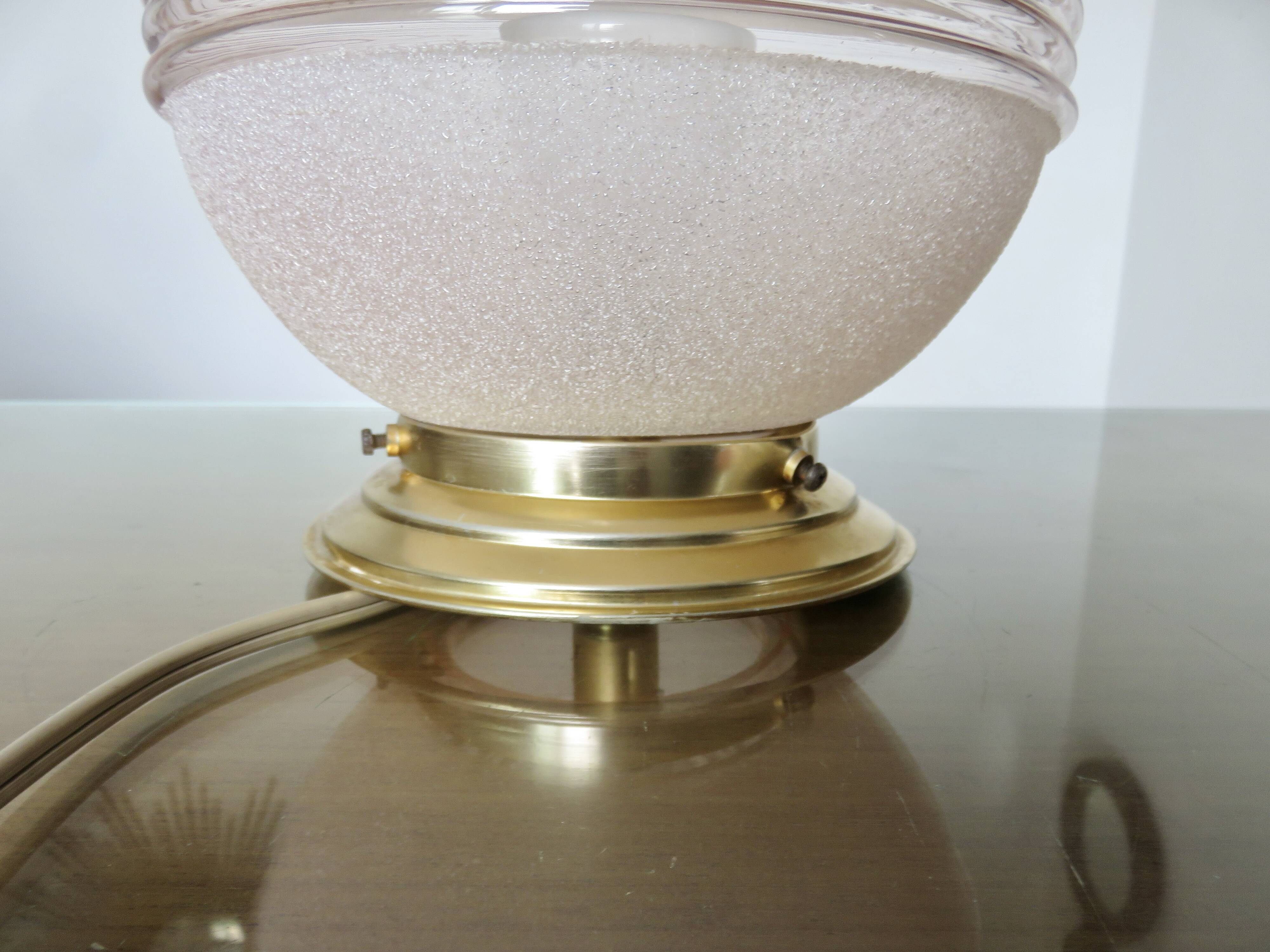 Plafonnier "globe" en verre granité rose,  liserés dorés, vers 1950 ou 1960