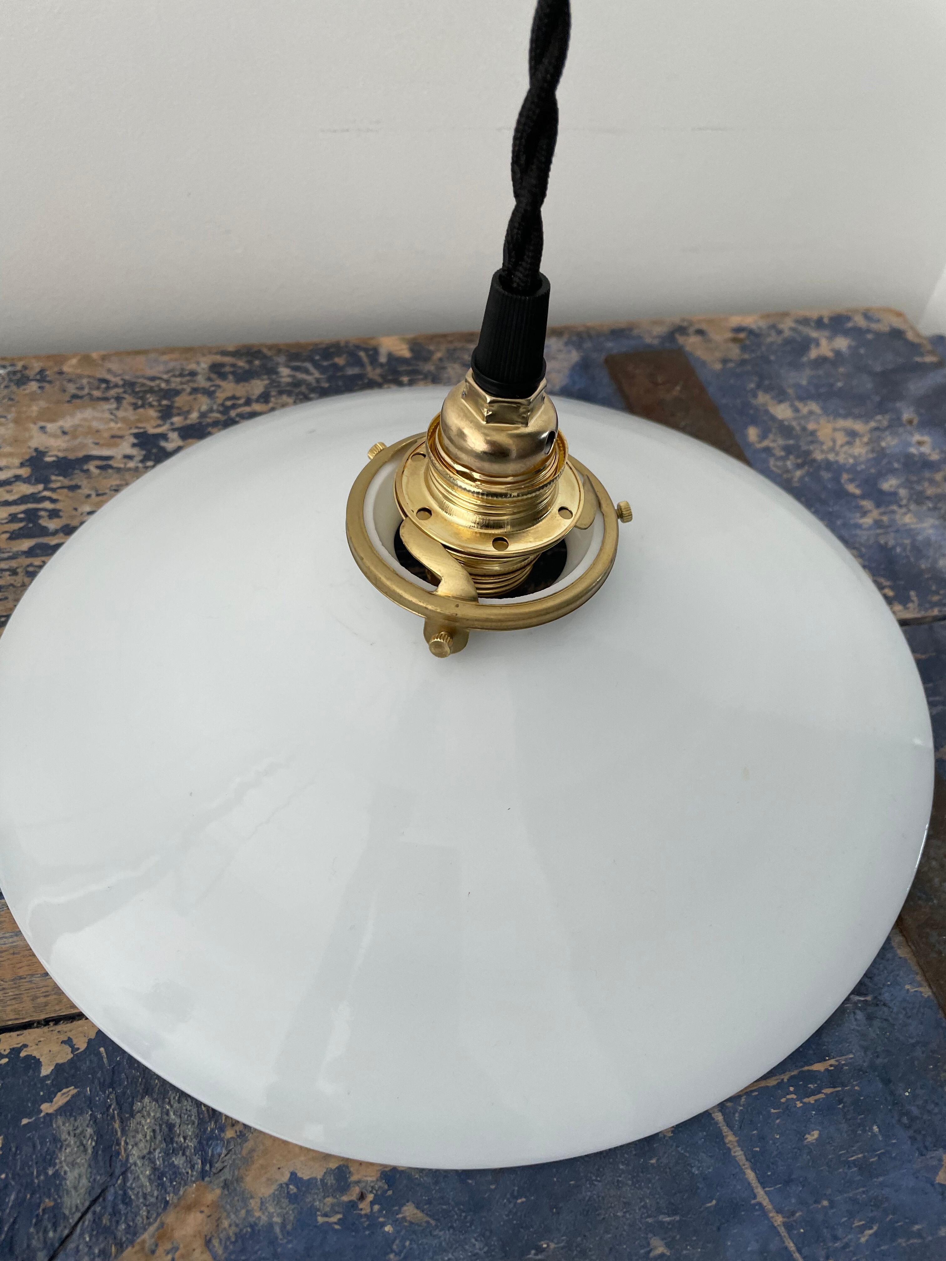 Set of two white opaline hanging lamps