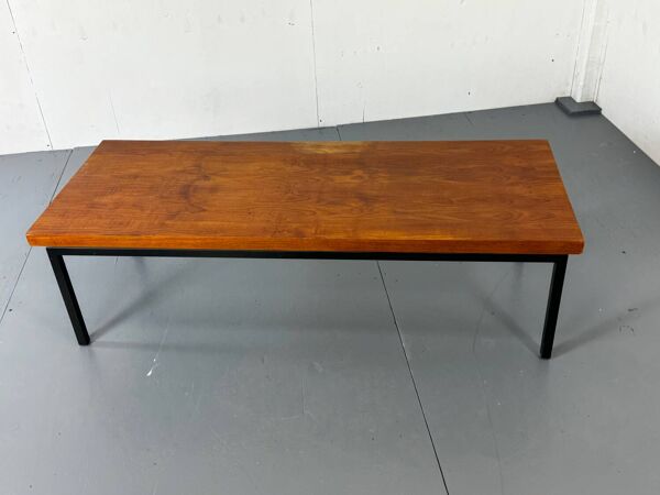 Table basse minimaliste en teck et acier, style moderniste du milieu du siècle, années 1960.