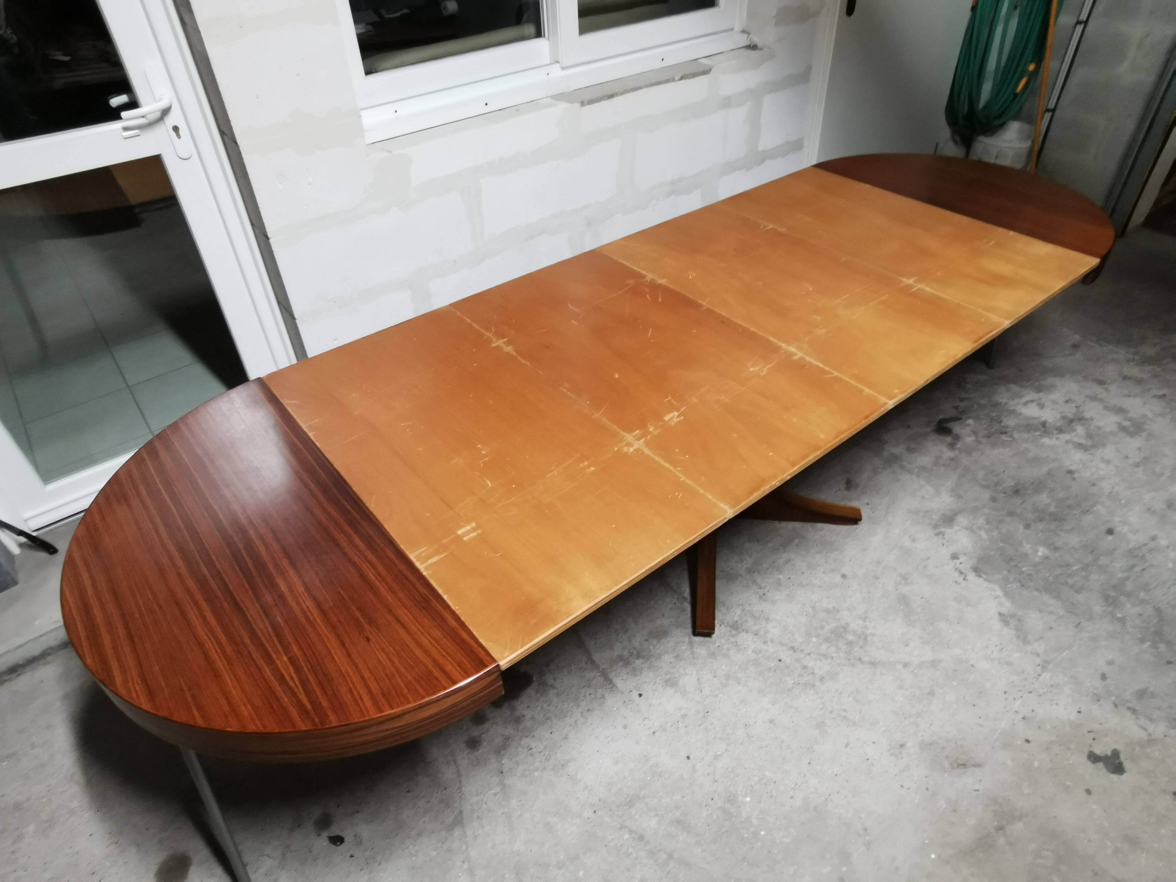 Rosewood extendable round table by Luigi Bartolini. vintage dining room 1960/70