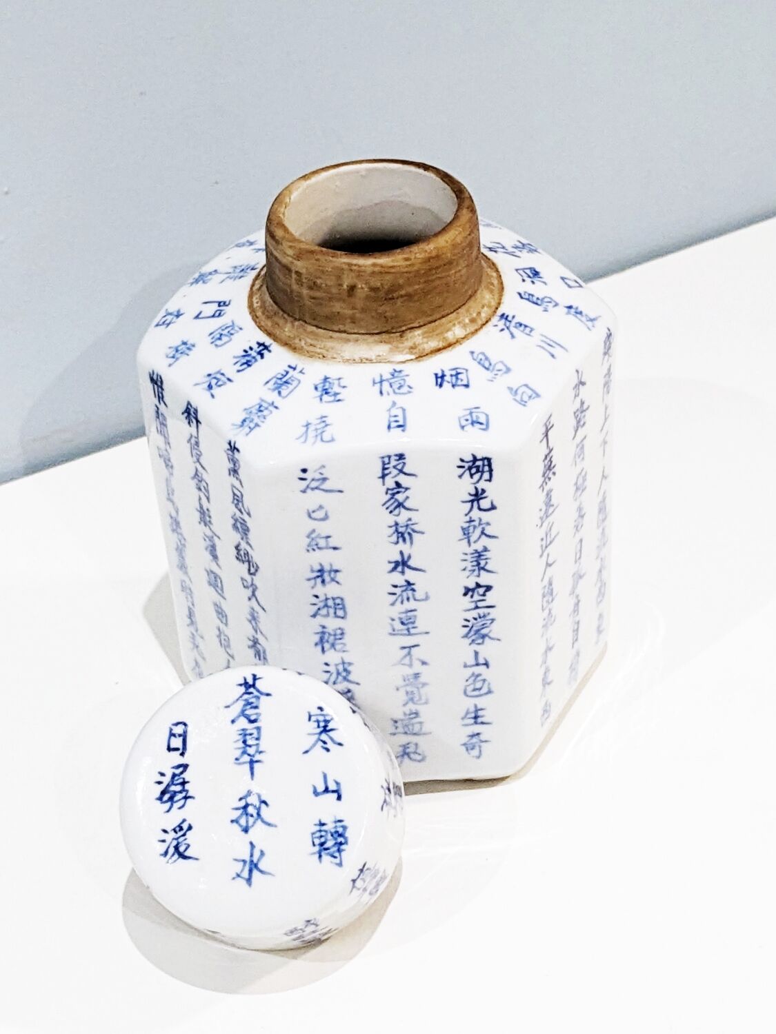 Vintage '80 Chinese ceramic pot in perfect condition.
