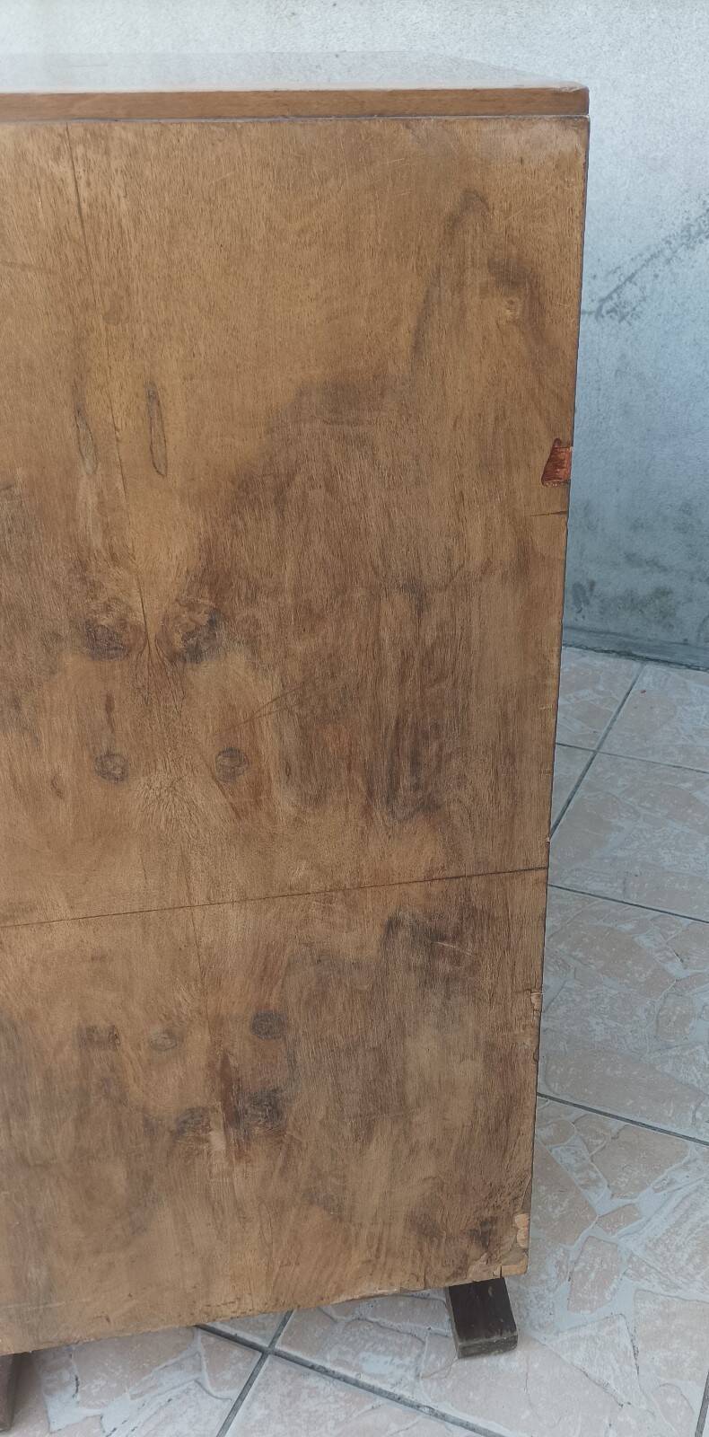 Art Deco buffet bar in walnut burl.