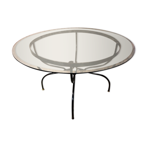 table de salle à manger piètement fer forgé et laiton, plateau de verre., années 1980