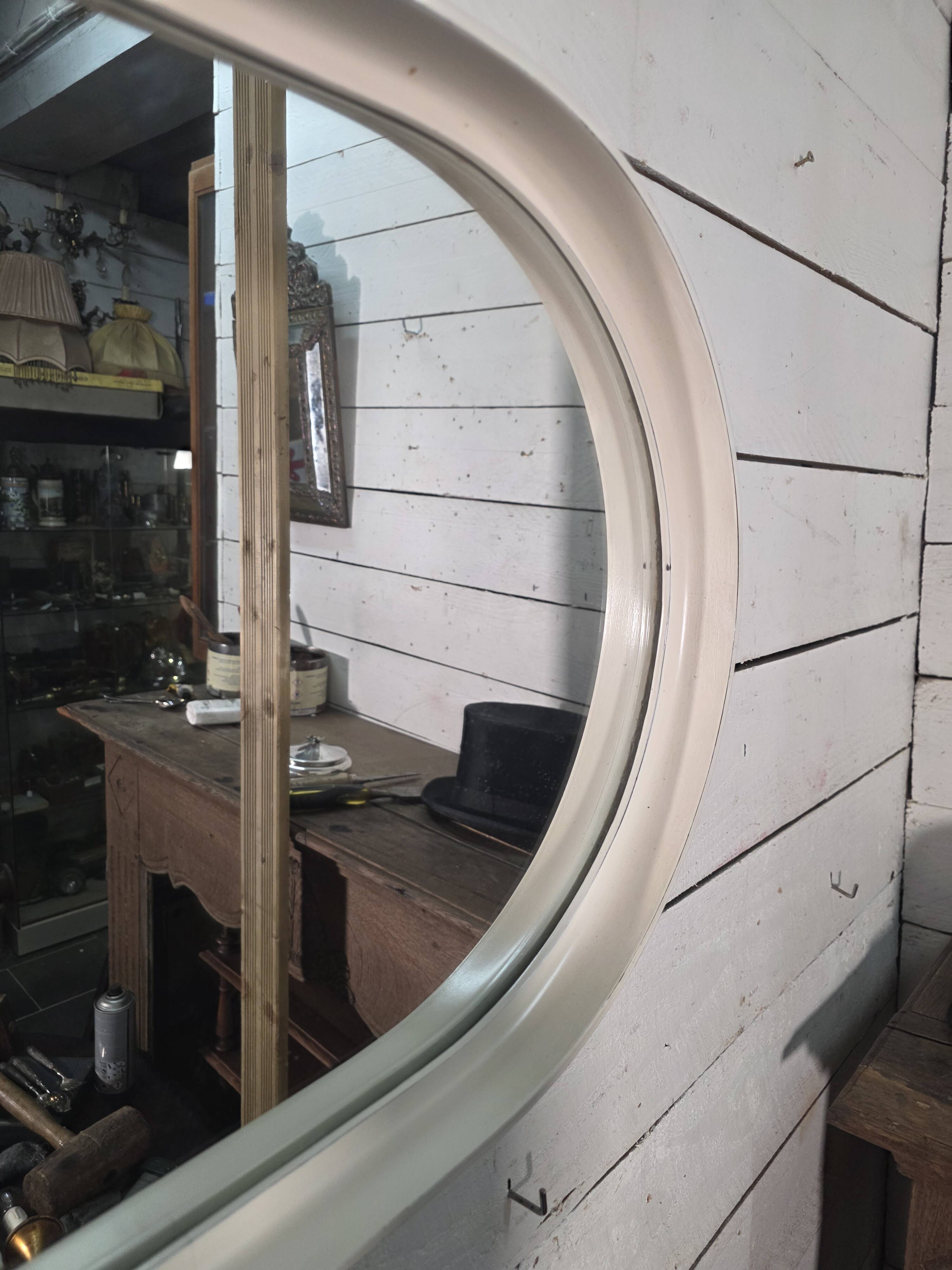 Oval mirror in white lacquer from the 1970s.