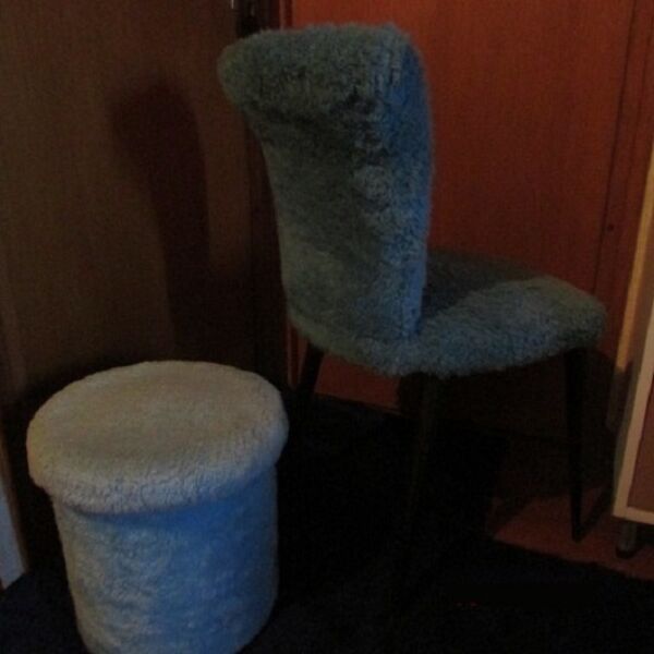 Chaise moumoute et  2 poufs assortis