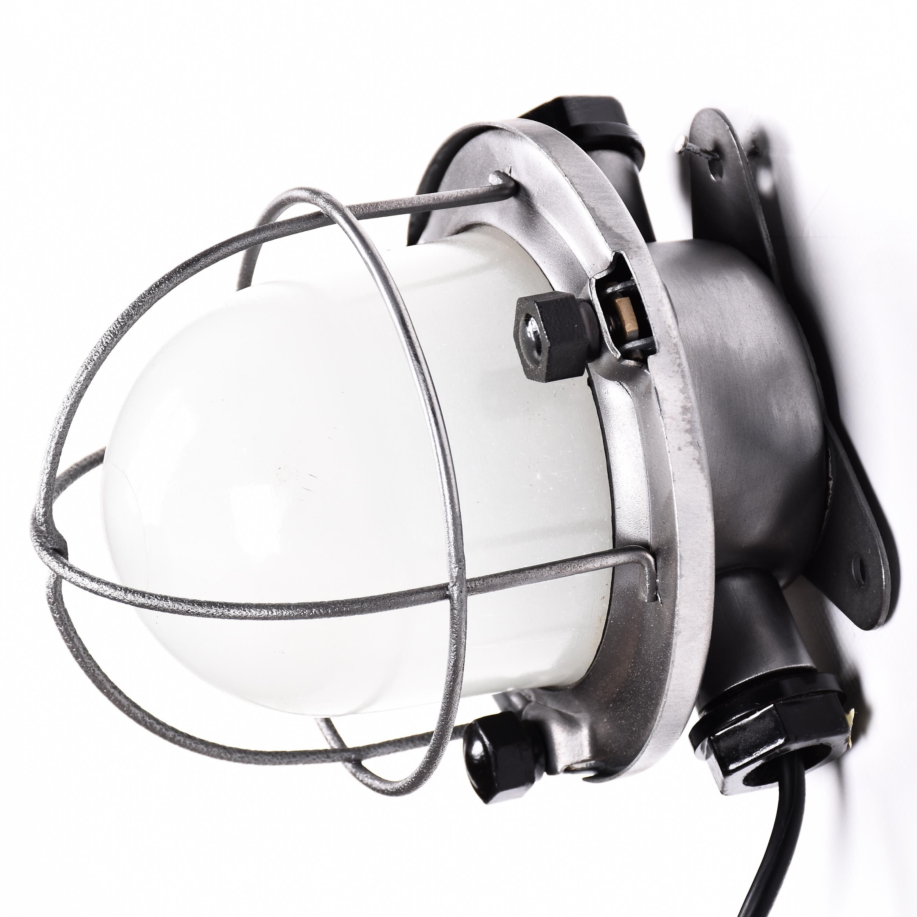 Industrial wall lamp