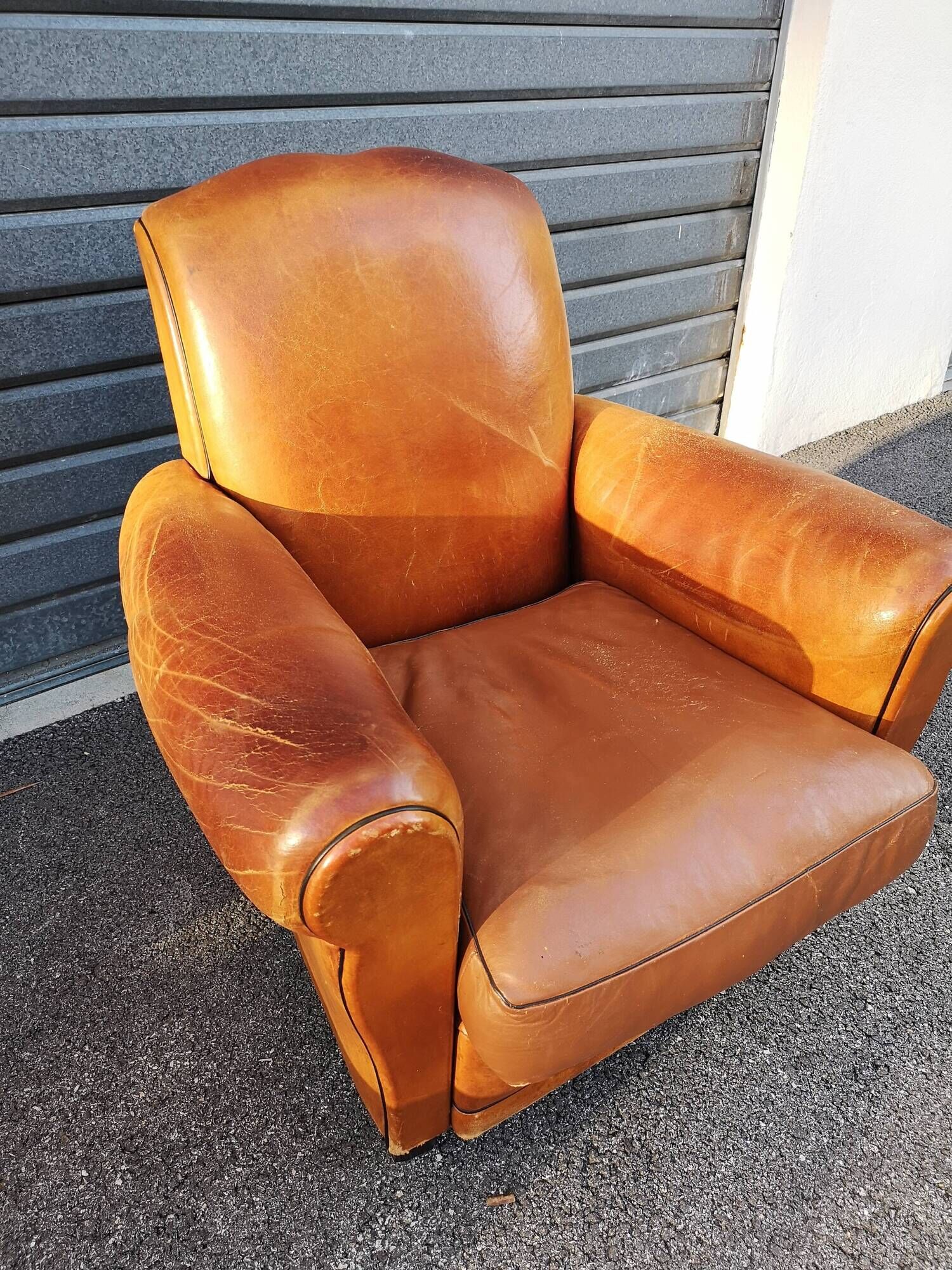Pair of club chair in beautiful patina leather