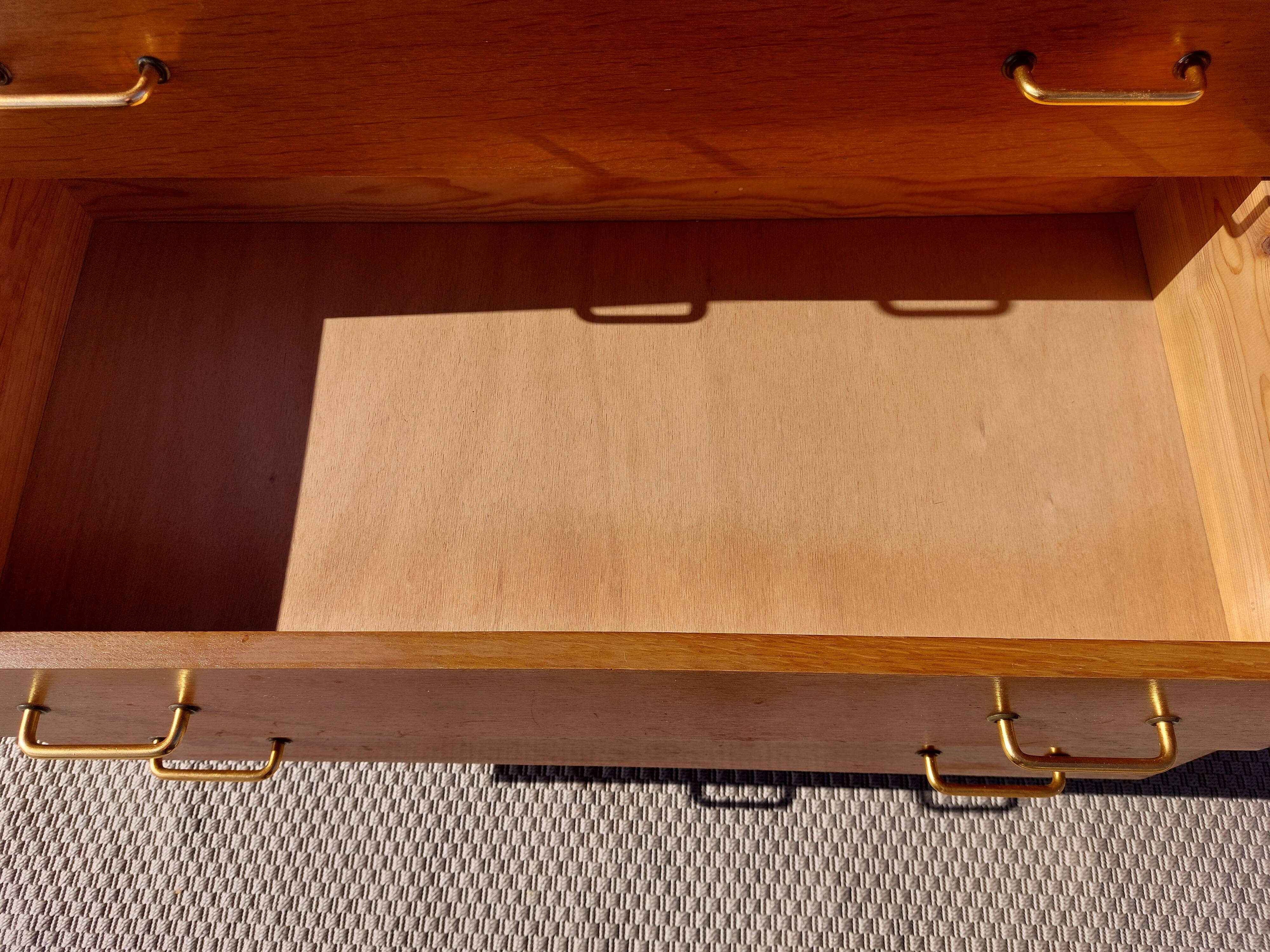 commode vintage aux pieds compas