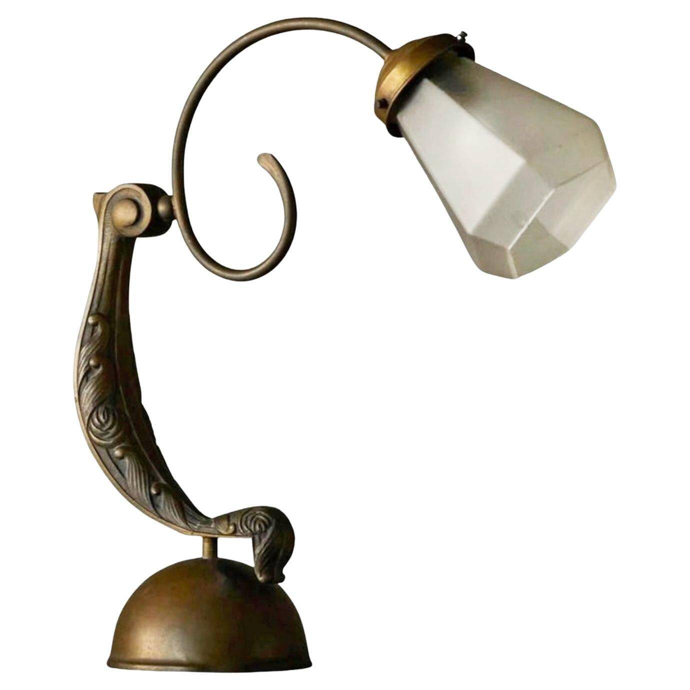 Sculptural table lamp in brass and opaline glass, early 20th century.
