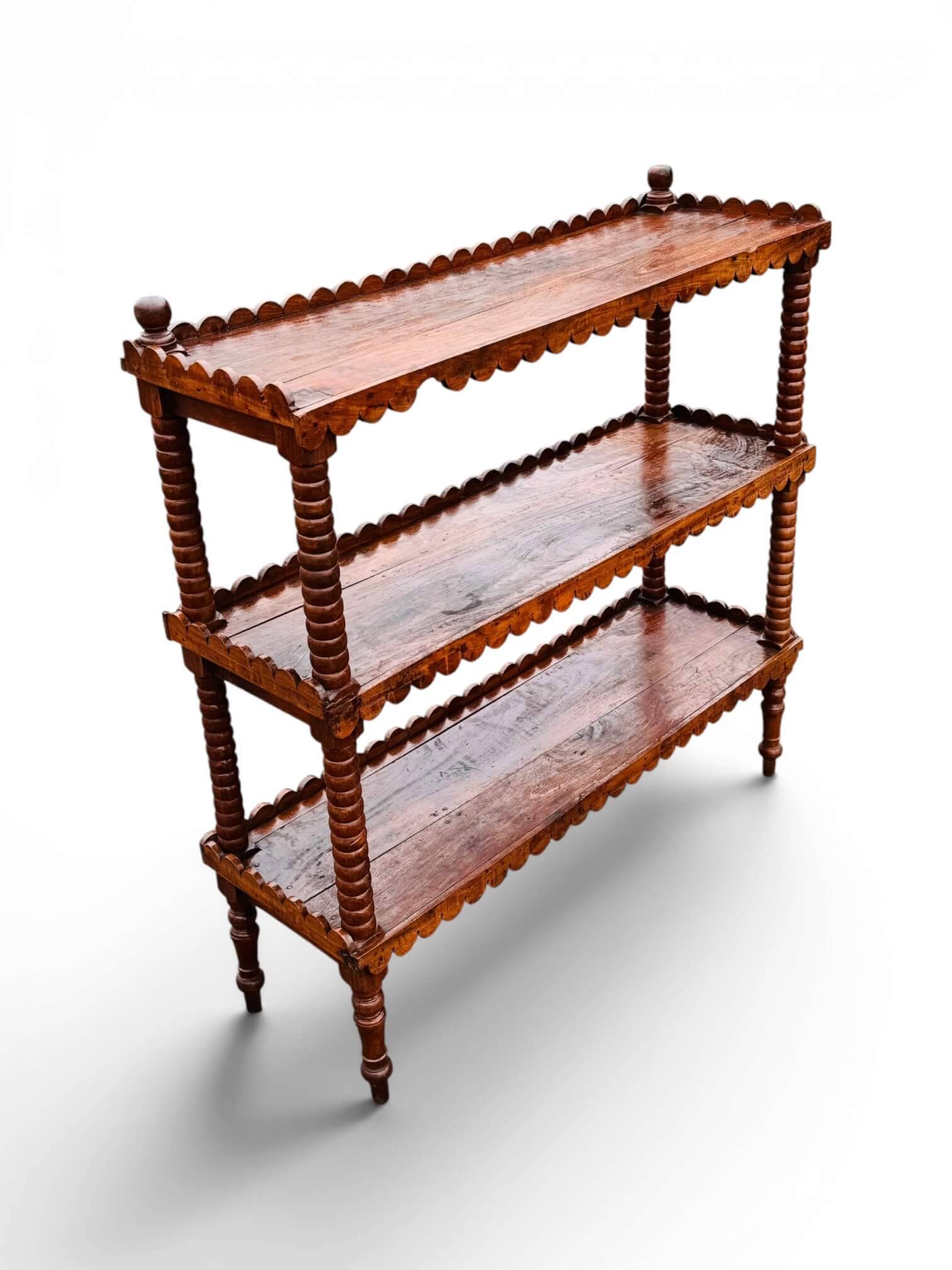 Ancienne grande étagère sur pieds