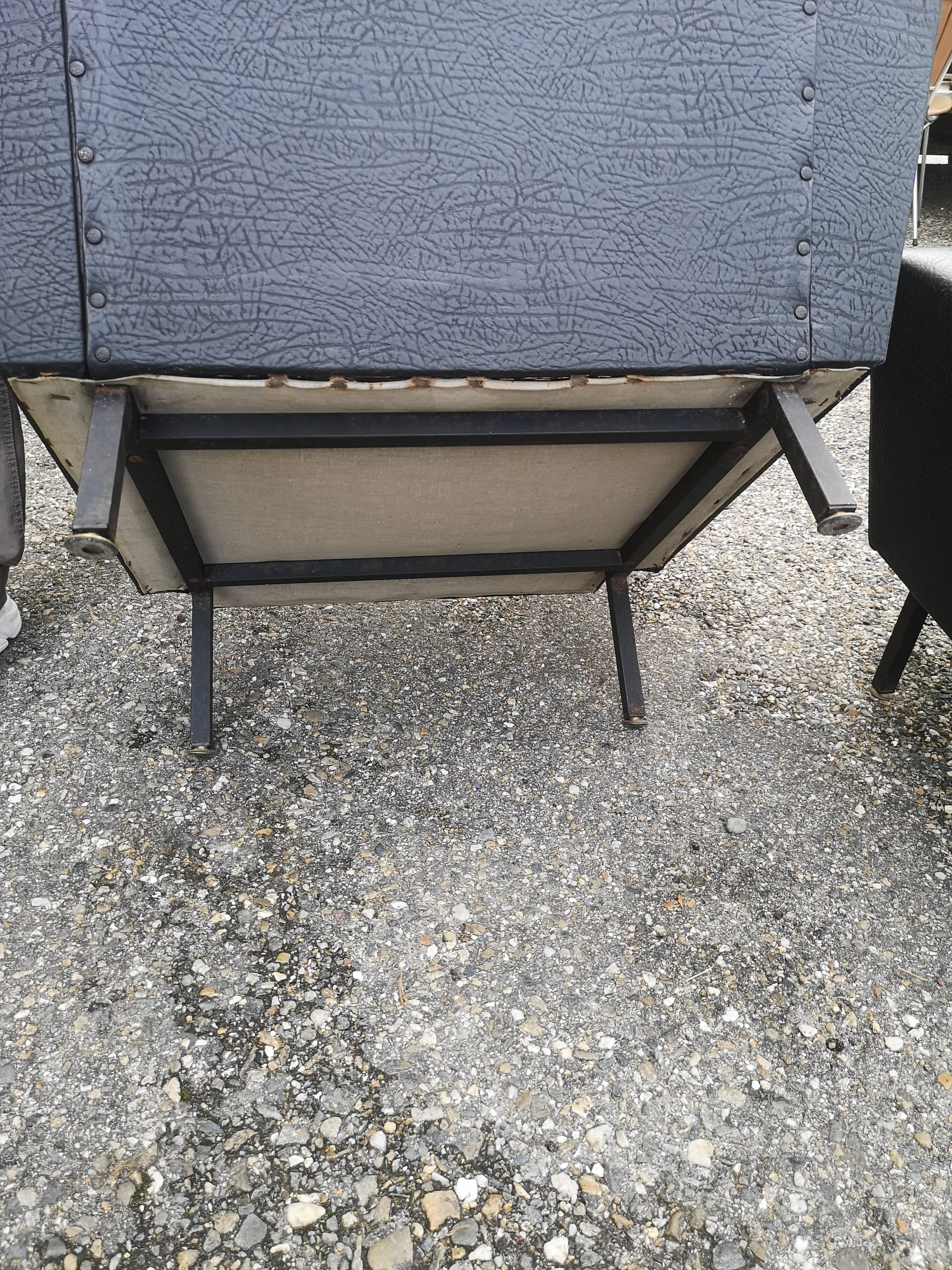 Paire de fauteuils skaï années 60