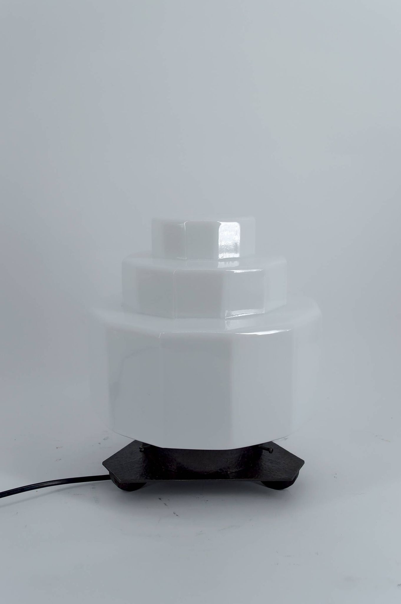 Lampe Art Déco Steamline Modern, vers 1930 – Verre opalin et fer Forgé