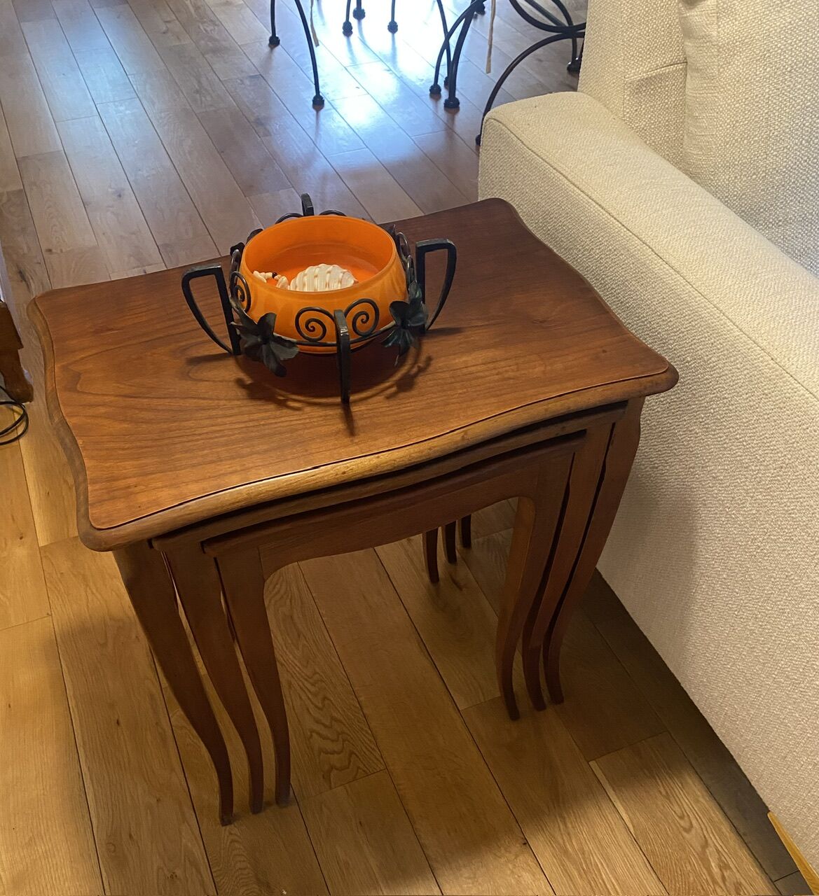 Trois tables gigognes de style Louis XV