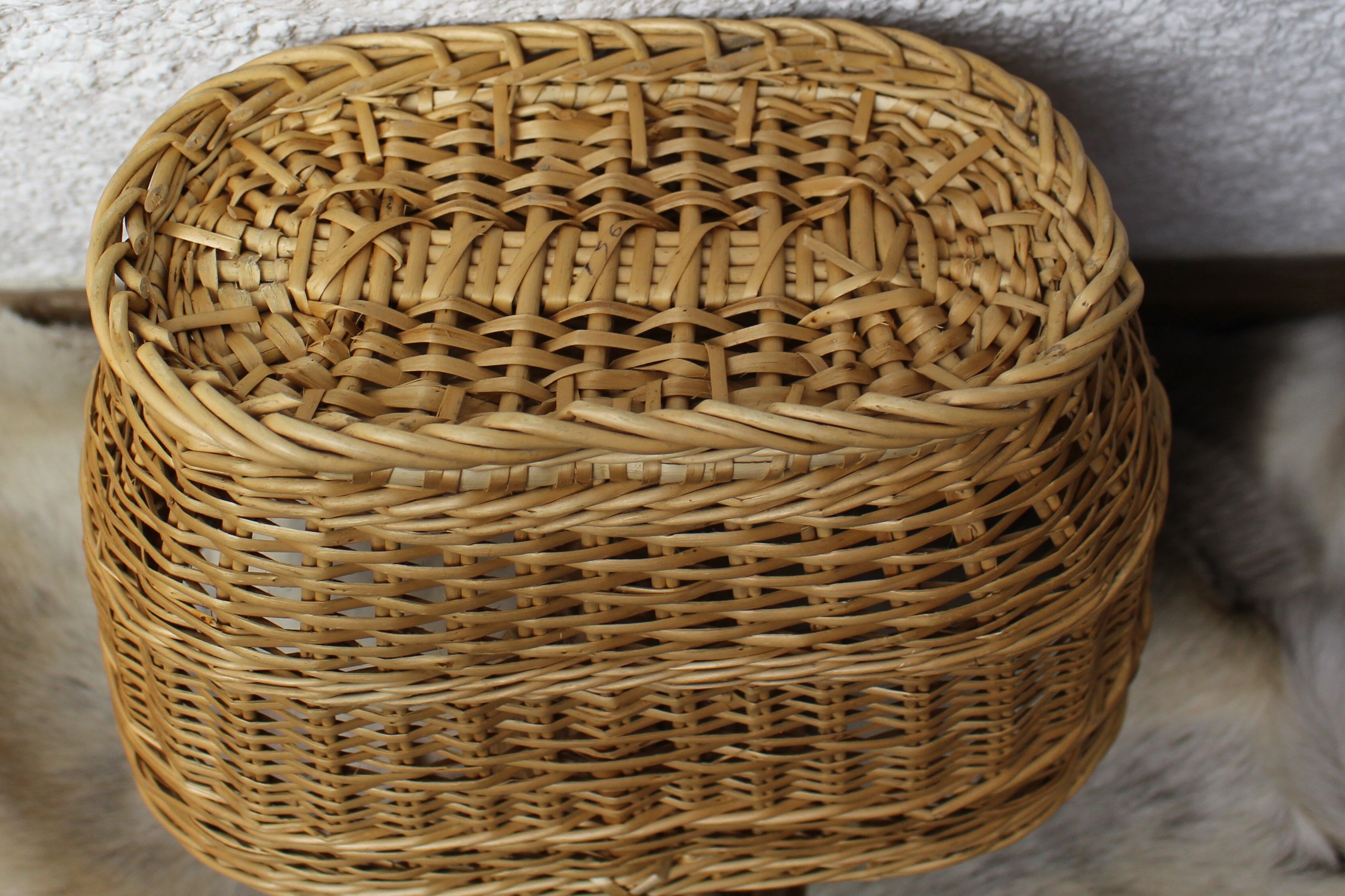 Large picnic basket for bottles