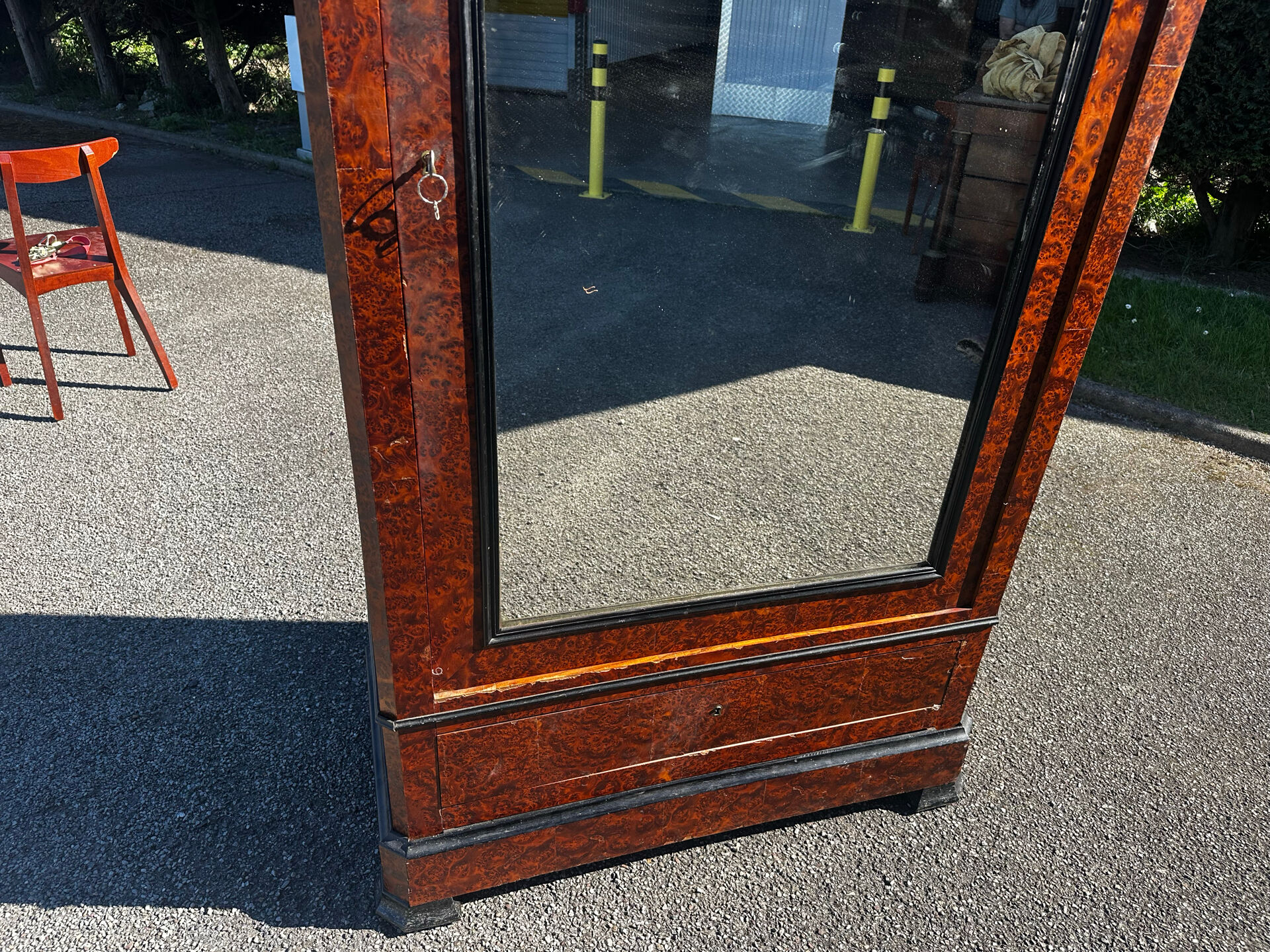 Armoire à glace Napoléon III en placage de loupe
