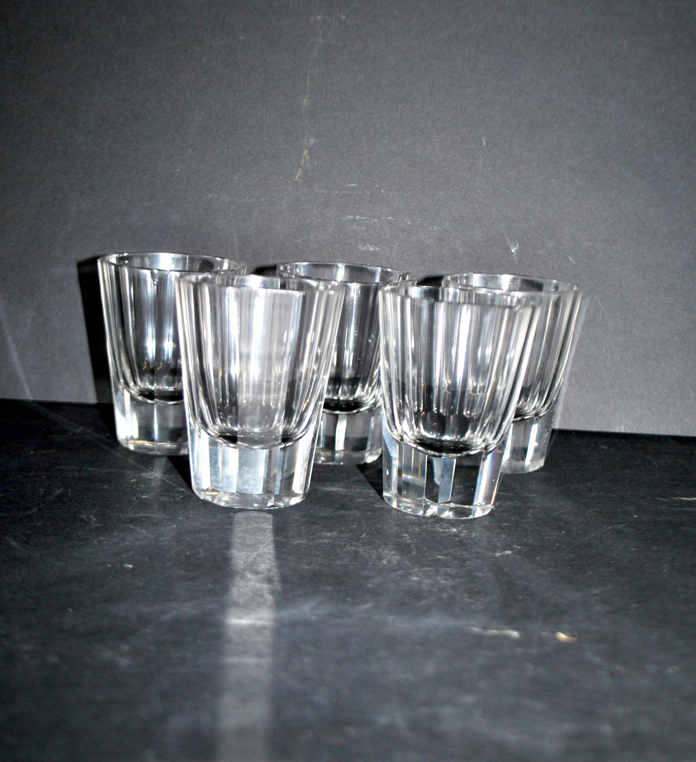 Baccarat lot de 5 verres à liqueur art déco en cristal taillé à pans coupés pour cave à liqueur